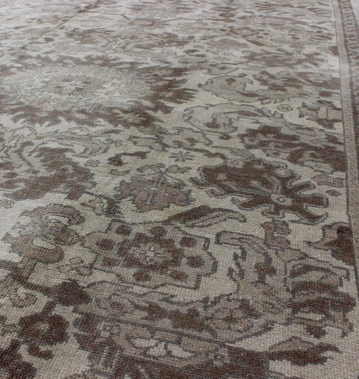 Tappeto Oushak turco vintage dai toni della terra con disegno floreale all-over In condizioni buone in vendita a Atlanta, GA