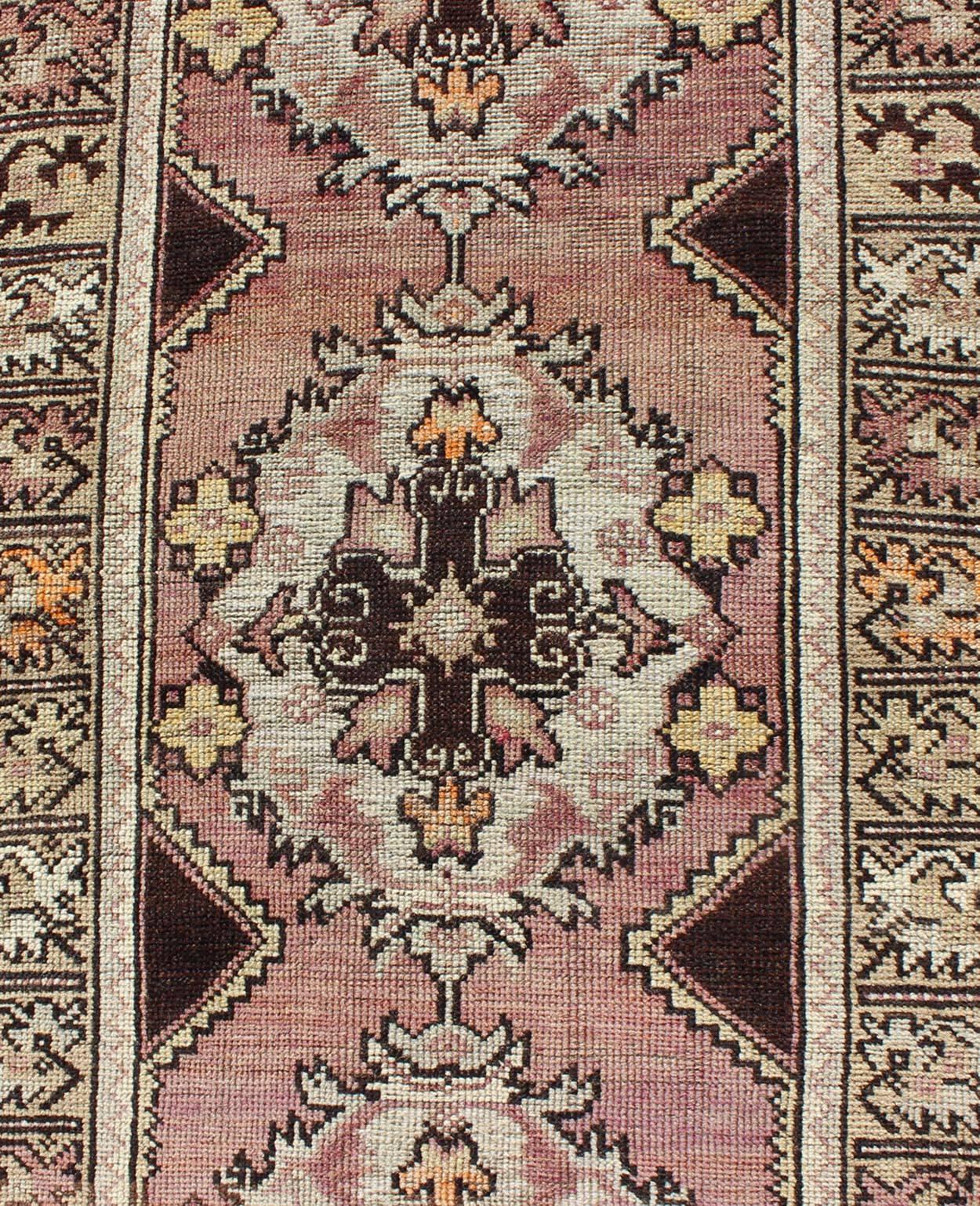 Milieu du XXe siècle Tapis de couloir turc vintage Oushak avec médaillons à fleurs en marron lavande et taupe en vente
