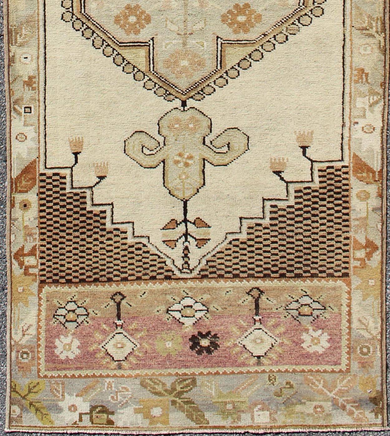 Regal vintage Turkish Oushak rug with dual medallion design in nude and brown, rug tu-ugu-95159, country of origin / type: Turkey / Oushak, circa 1940

This vintage Turkish Oushak carpet (circa mid-20th century) features a tribal, central