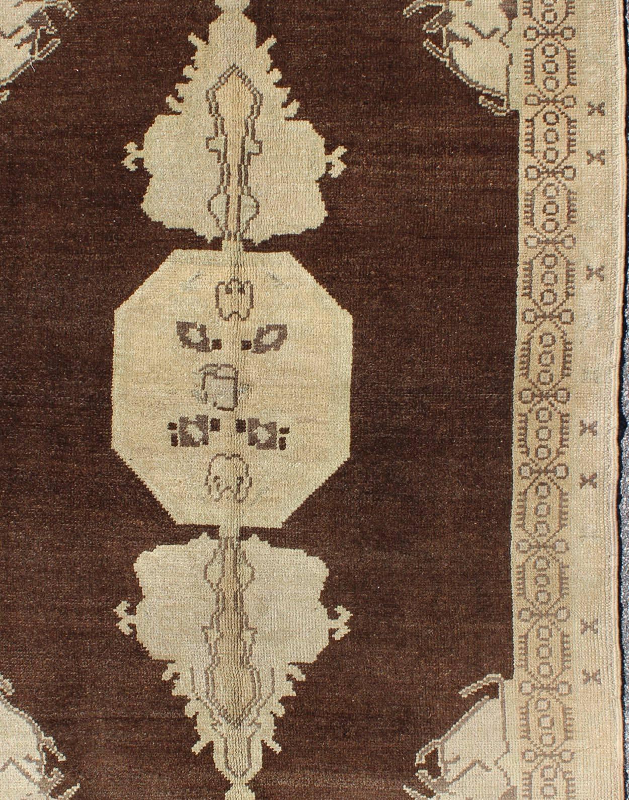 Noué à la main Brown et  Tapis vintage Oushak de Turquie à motifs de médaillons dans les tons naturels en vente