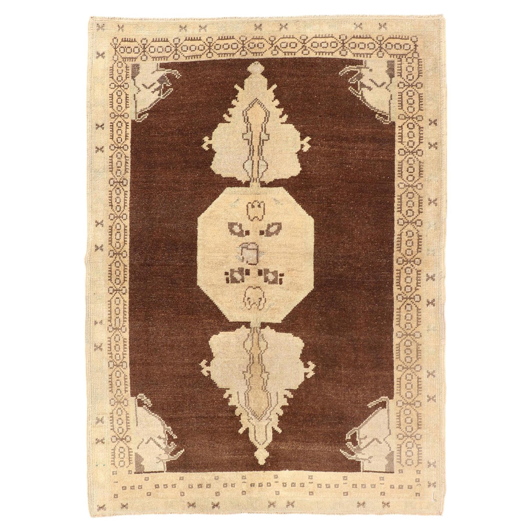 Marrón y  Alfombra vintage Oushak con diseño de medallón en tono natural procedente de Turquía