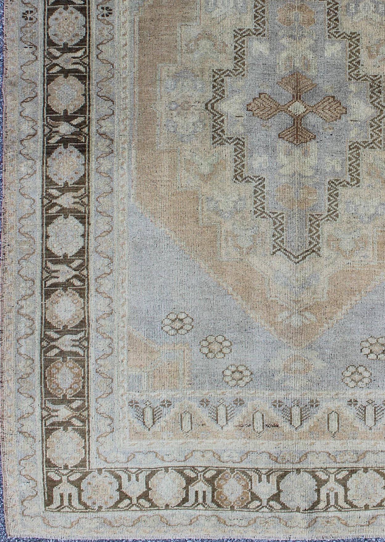 Periwinkle blue and tan vintage Turkish Oushak rug with layered medallion, rug tu-ugu-95167, country of origin / type: Turkey / Oushak, circa 1940s

This vintage Turkish Oushak carpet (circa mid-20th century) features a sub-geometric central