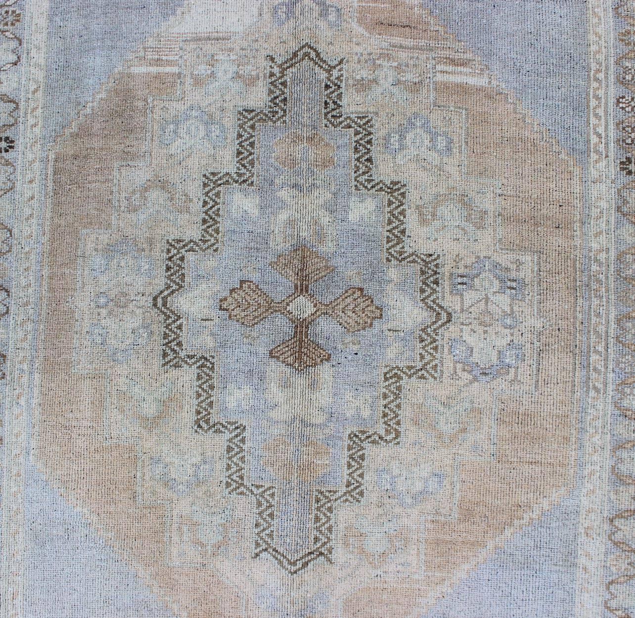 Periwinkle Blue and Tan Vintage Turkish Oushak Rug with Layered Medallion In Excellent Condition For Sale In Atlanta, GA