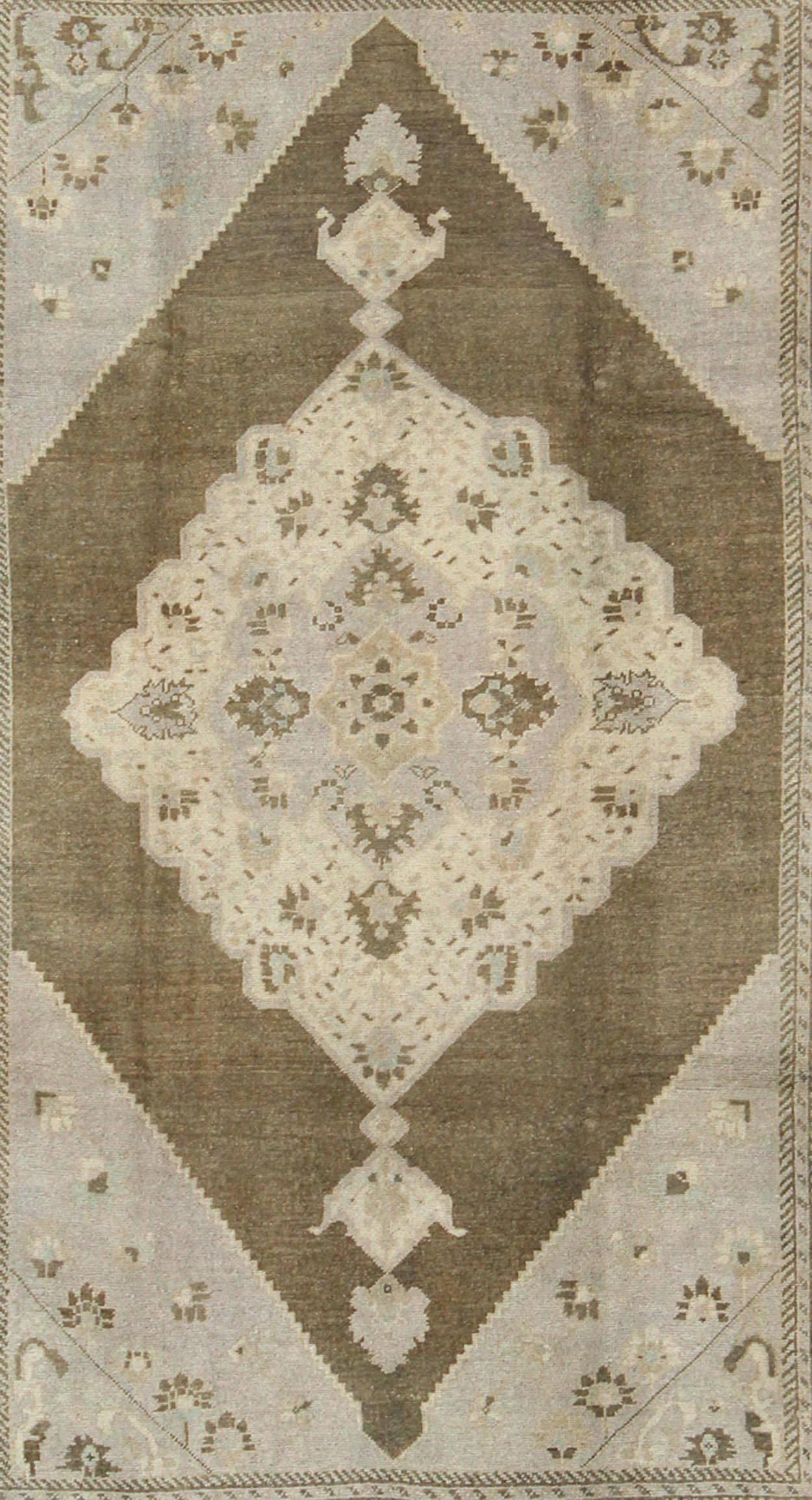 Türkischer Oushak-Teppich im Medaillon-Design in Nude, Taupe und Braun (Handgeknüpft) im Angebot