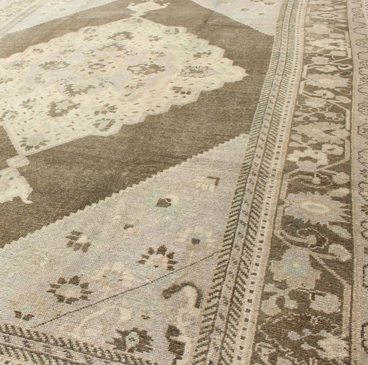 Türkischer Oushak-Teppich im Medaillon-Design in Nude, Taupe und Braun (Mitte des 20. Jahrhunderts) im Angebot