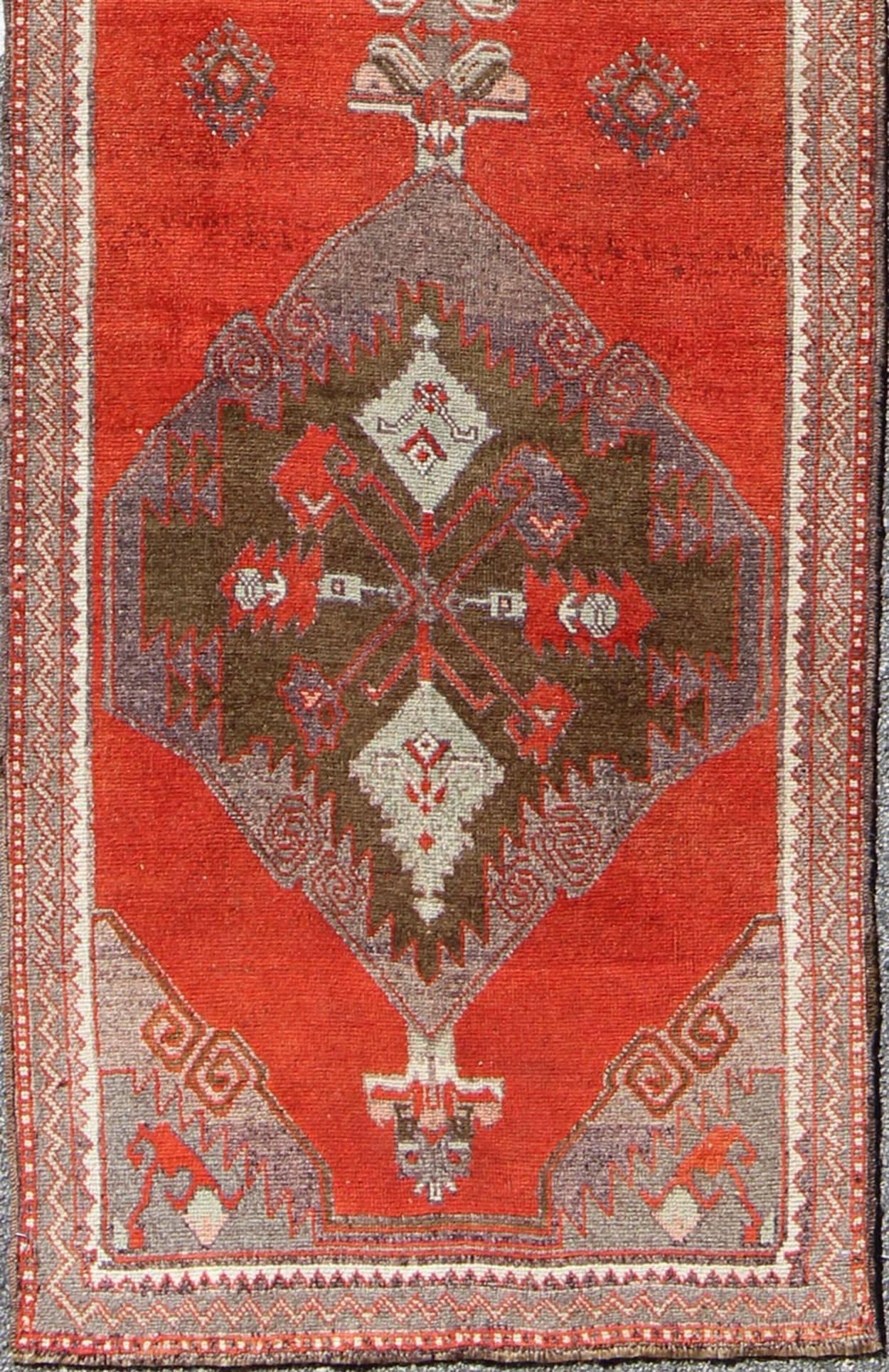 Red and brown Vintage Turkish Oushak runner with three Medallion Design, rug tu-vey-95060, country of origin / type: Turkey / Oushak, circa 1930

This beautiful vintage Oushak runner from 1930s Turkey features a Classic Oushak design, which is