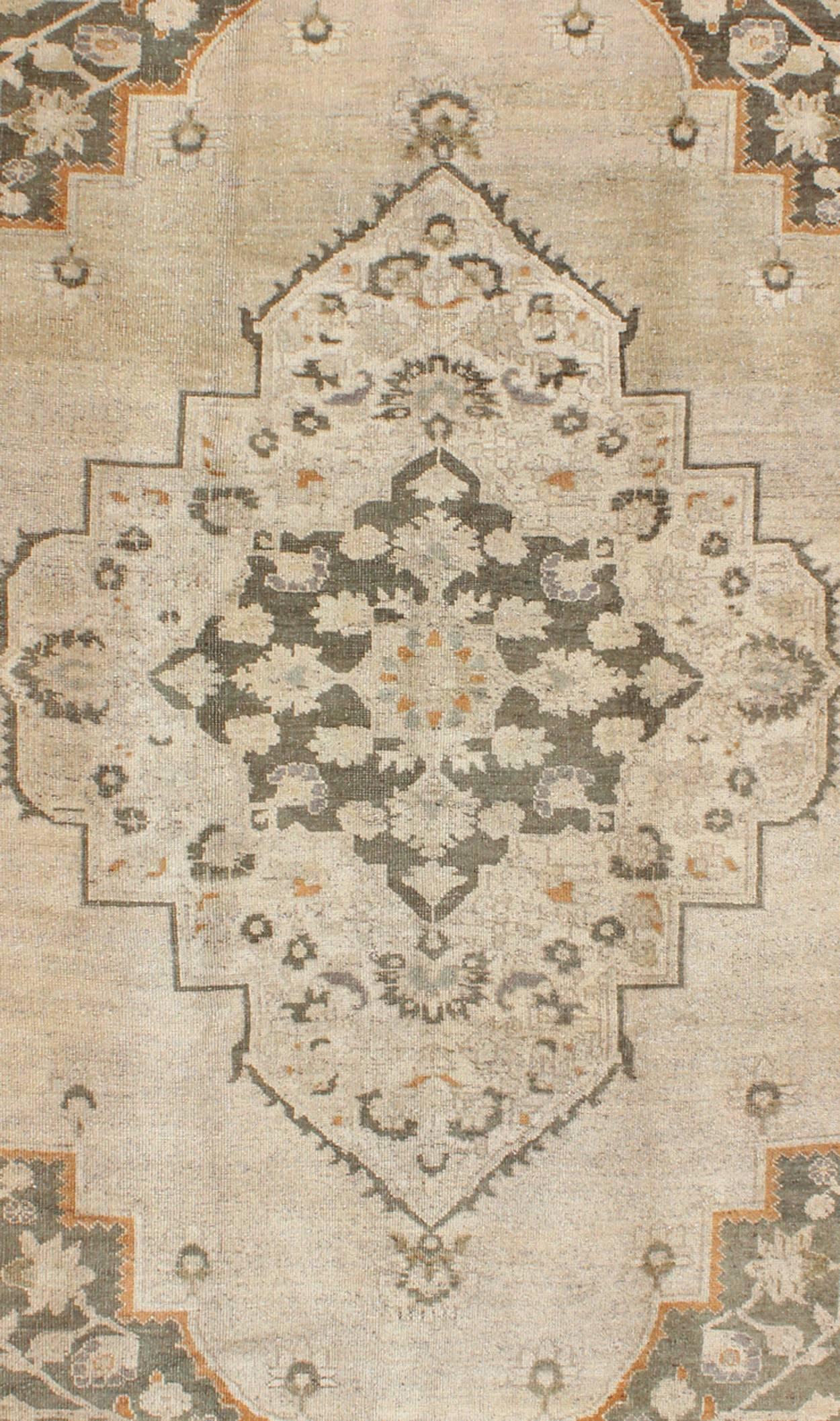Annodato a mano Turco d'epoca  Tappeto Oushak con design a medaglioni nei toni neutri e grigio verde in vendita