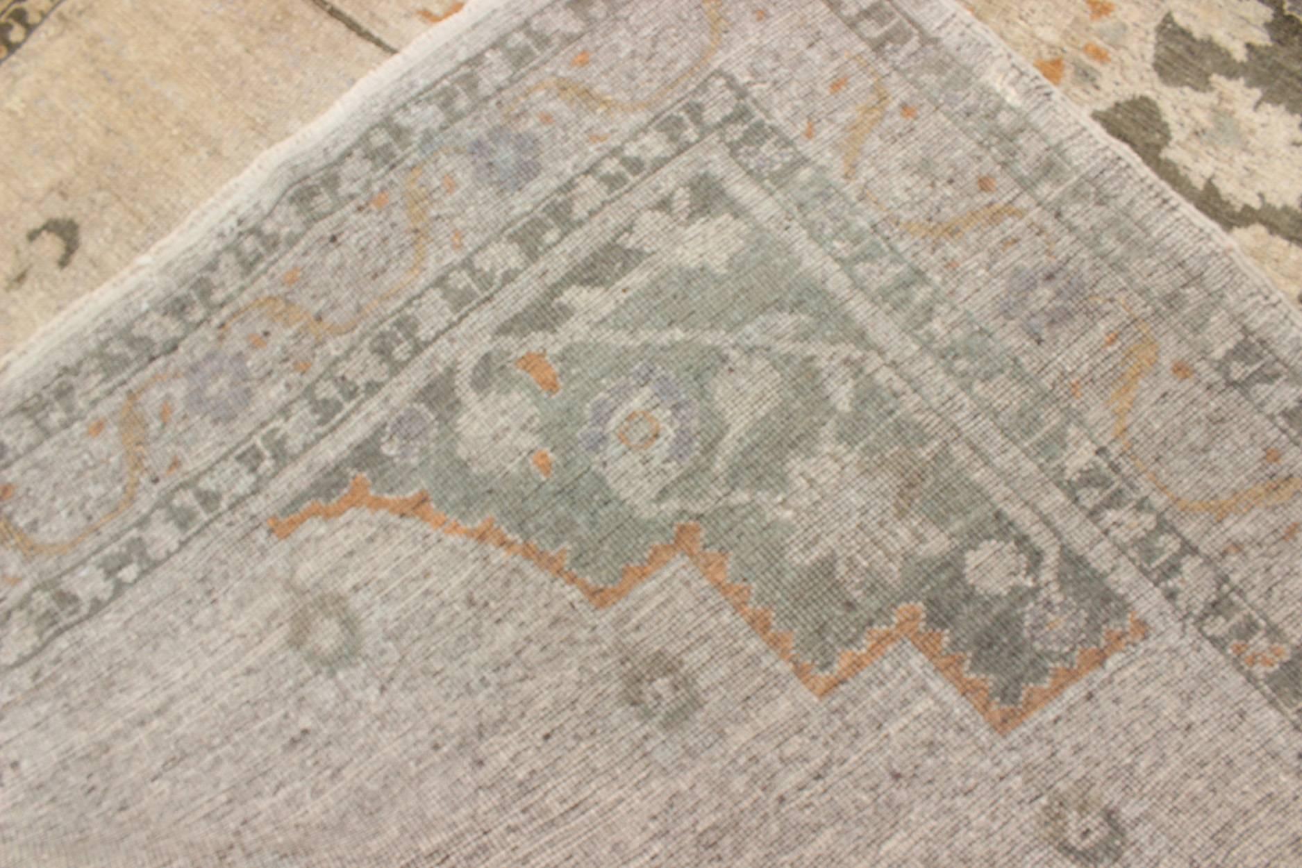 Turco d'epoca  Tappeto Oushak con design a medaglioni nei toni neutri e grigio verde in vendita 1