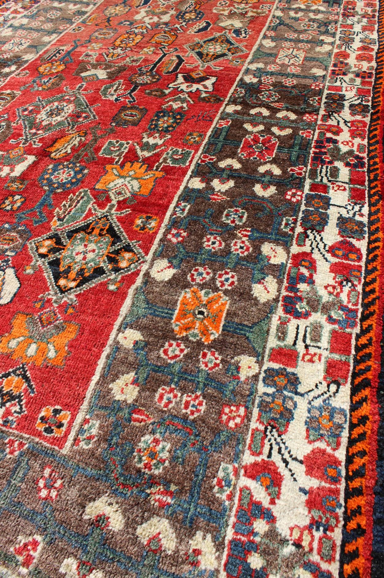 Red Background Shiraz Persian Rug with Sub-Geometric Motifs Throughout In Excellent Condition In Atlanta, GA