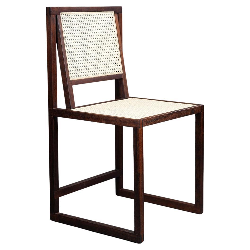 Der quadratische Stuhl. Gefertigt aus Massivholz mit Mortise- und Tenon-Tischlerei. 
