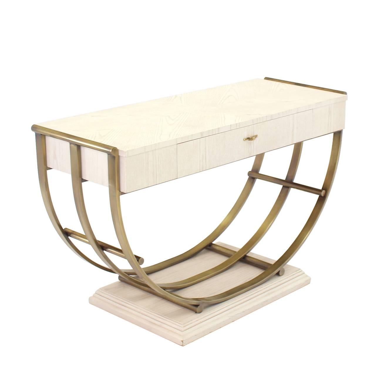 Table console en forme de U avec base en laiton et finition en chêne décapé blanc en vente