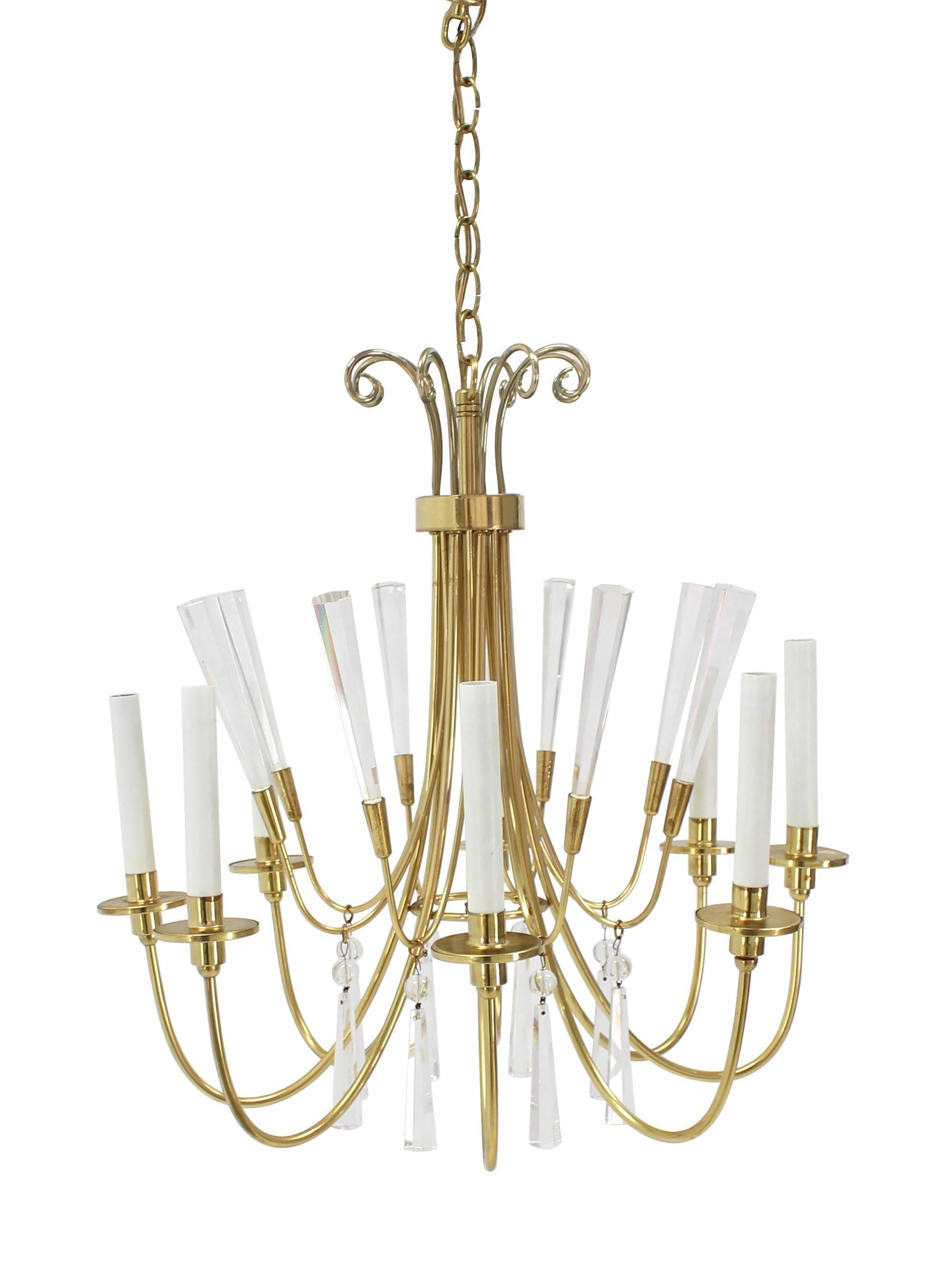 Très joli luminaire en Lucite et laiton de style moderne du milieu du siècle.