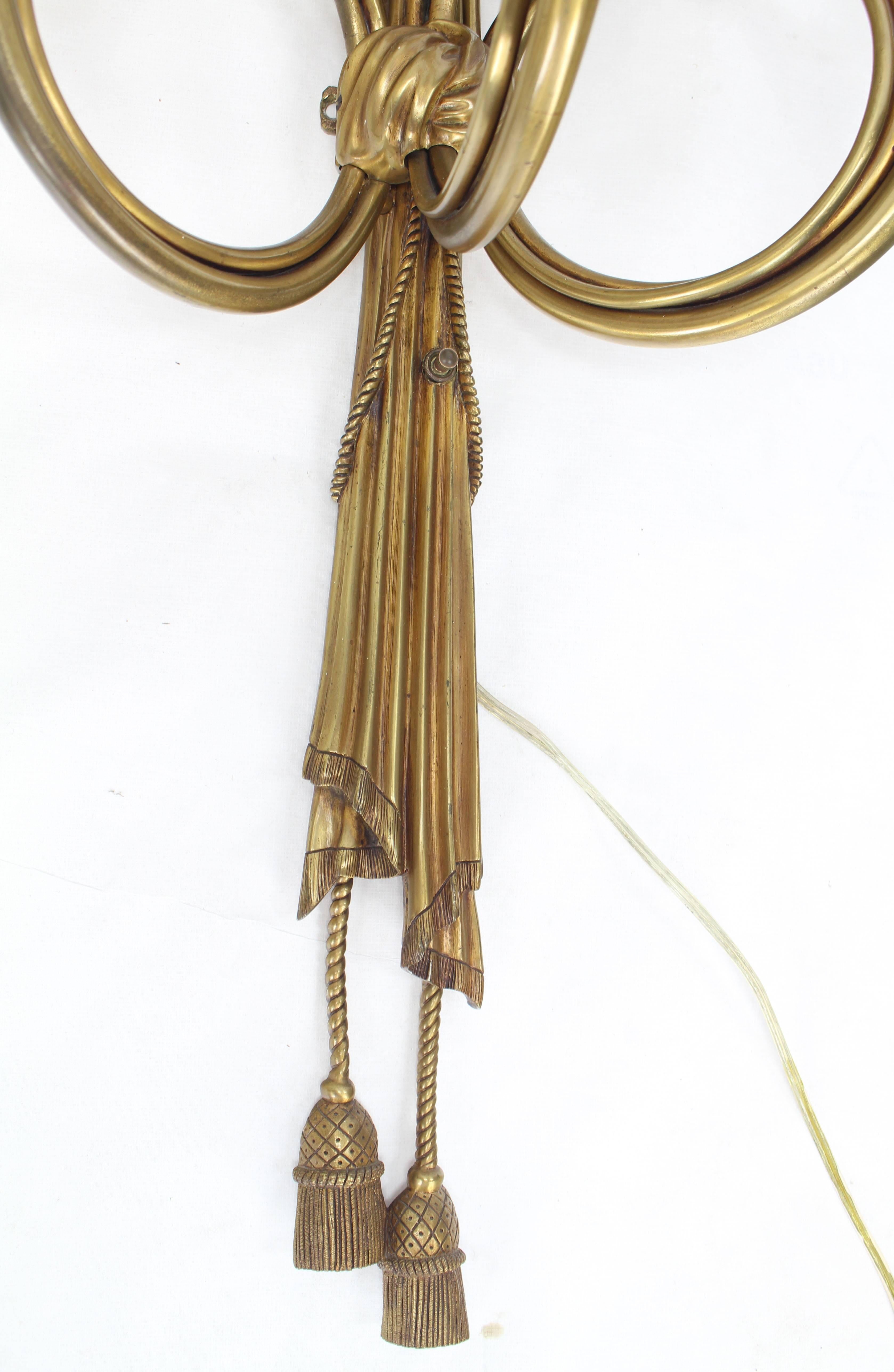 20ième siècle Grande applique triptyque en bronze lourd en forme de pampille en forme de corne à trois lumières avec ruban en vente