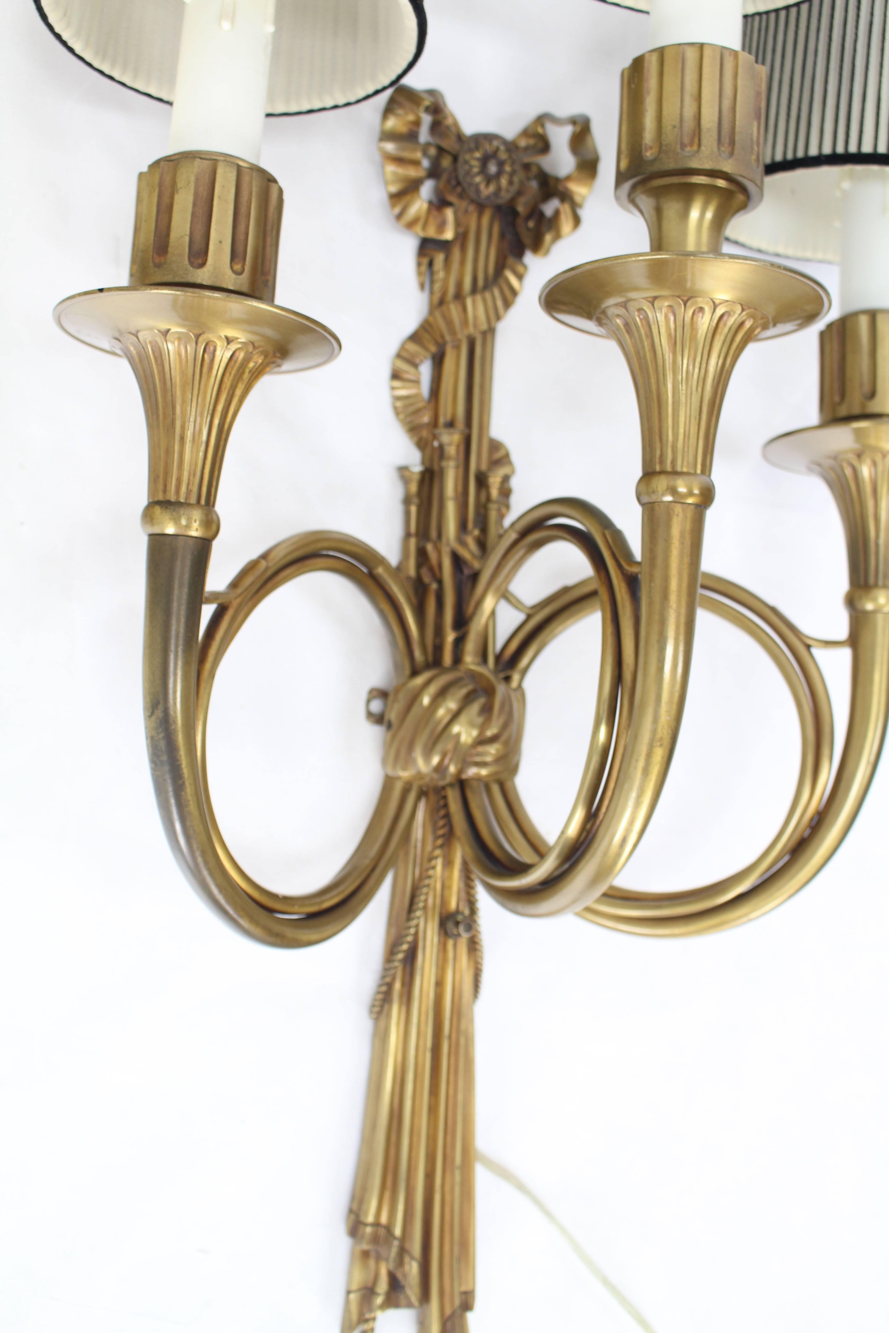 Großes dreiteiliges Wandleuchterband aus schwerer Bronze mit Quaste in Hornform, drei Lichter (Französisch) im Angebot