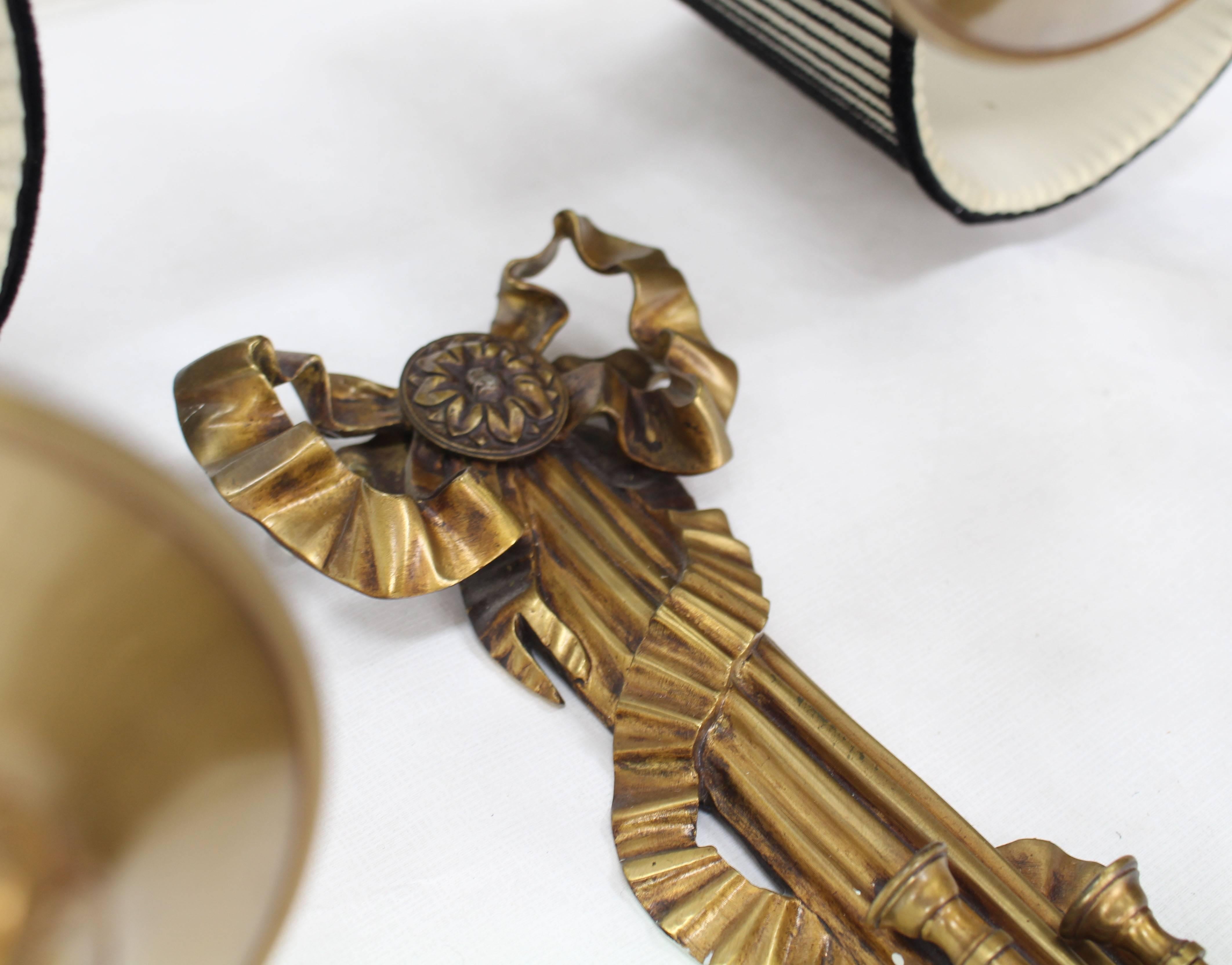 Français Grande applique triptyque en bronze lourd en forme de pampille en forme de corne à trois lumières avec ruban en vente