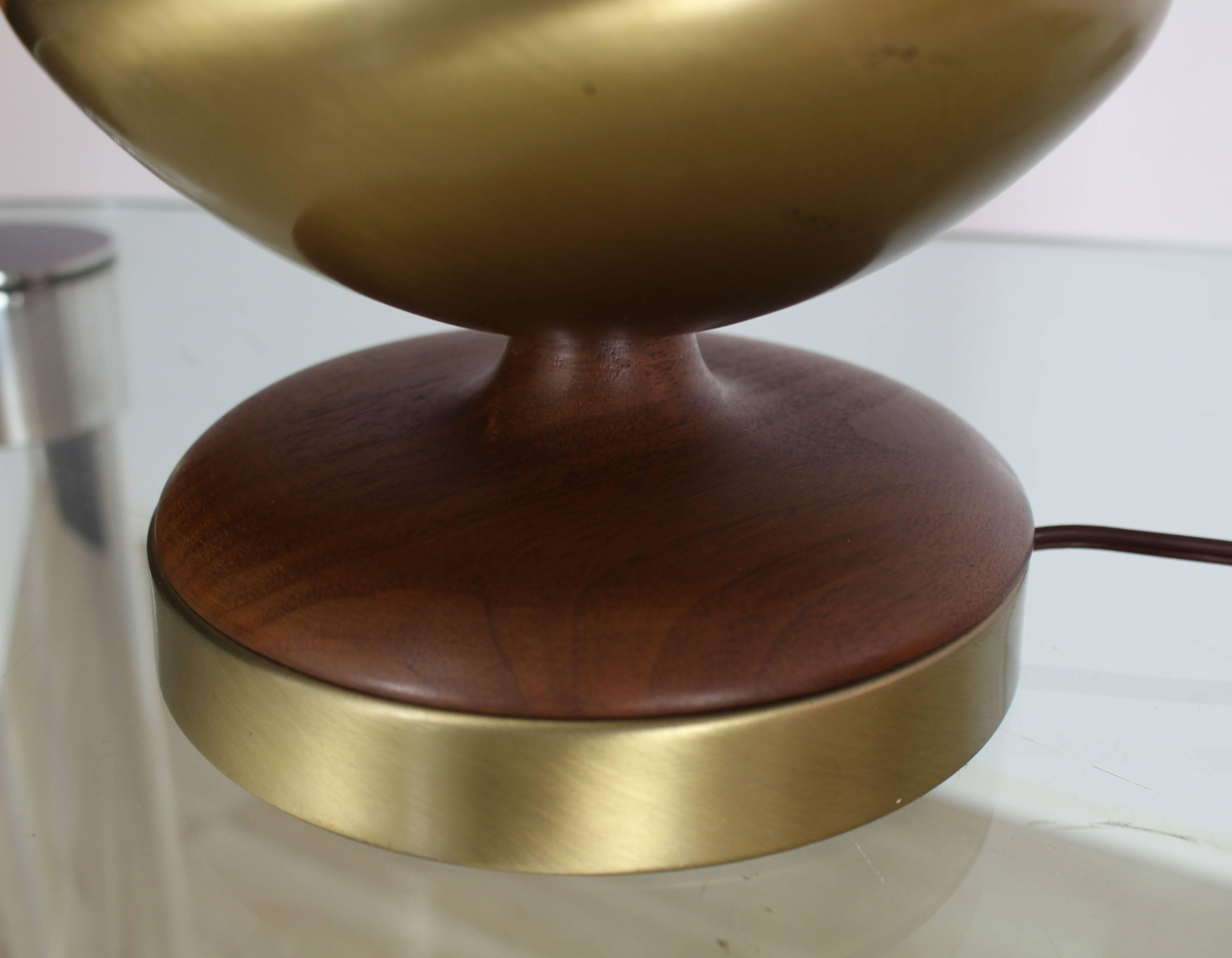 Tall Tower Shape Turned Walnut Brass Table Lamp Tony Paul In Excellent Condition For Sale In Rockaway, NJ