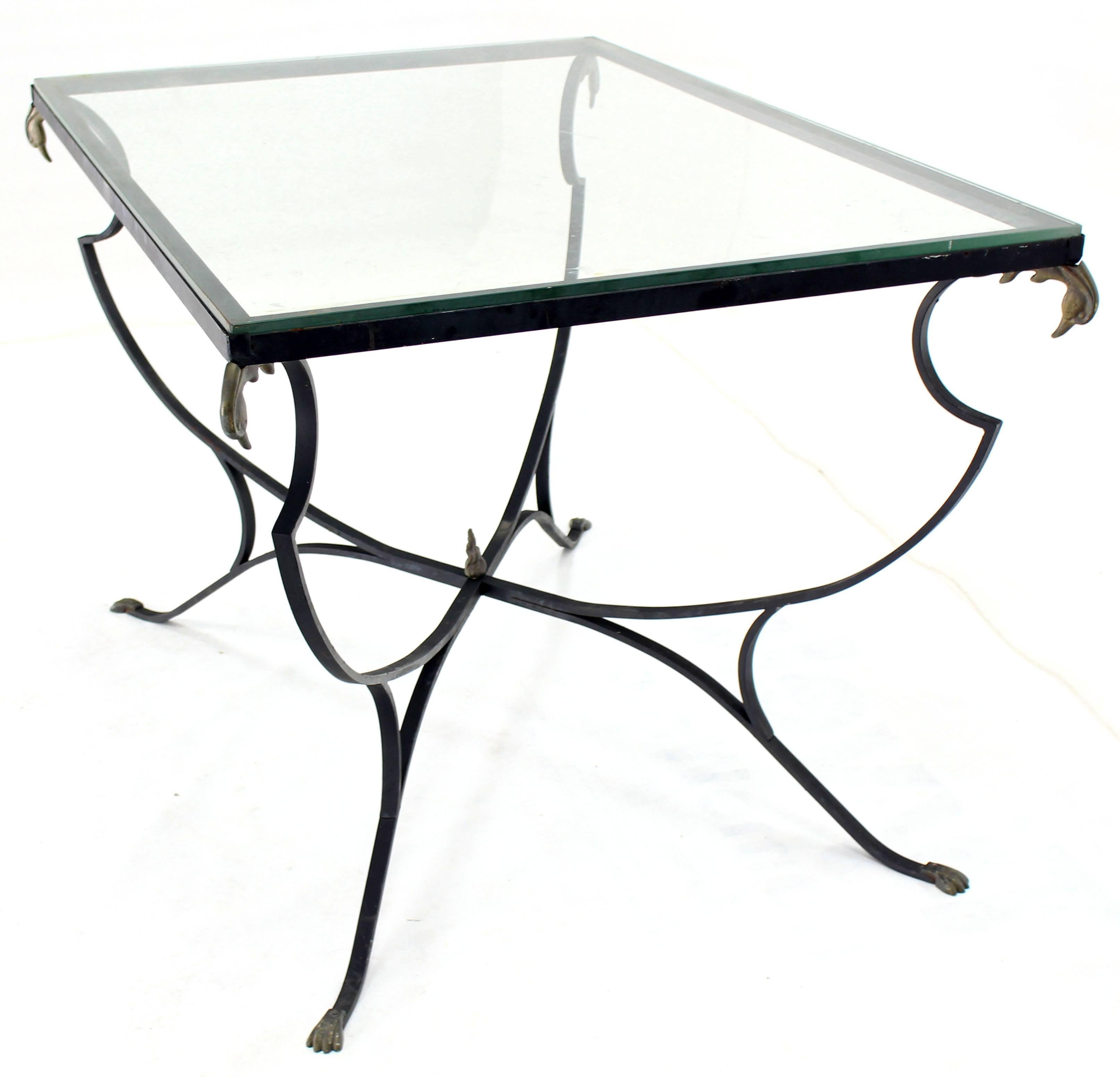 Table de salle à manger en fer forgé à tête de canard en laiton et pieds griffes joliment forgés, avec plateau en verre.