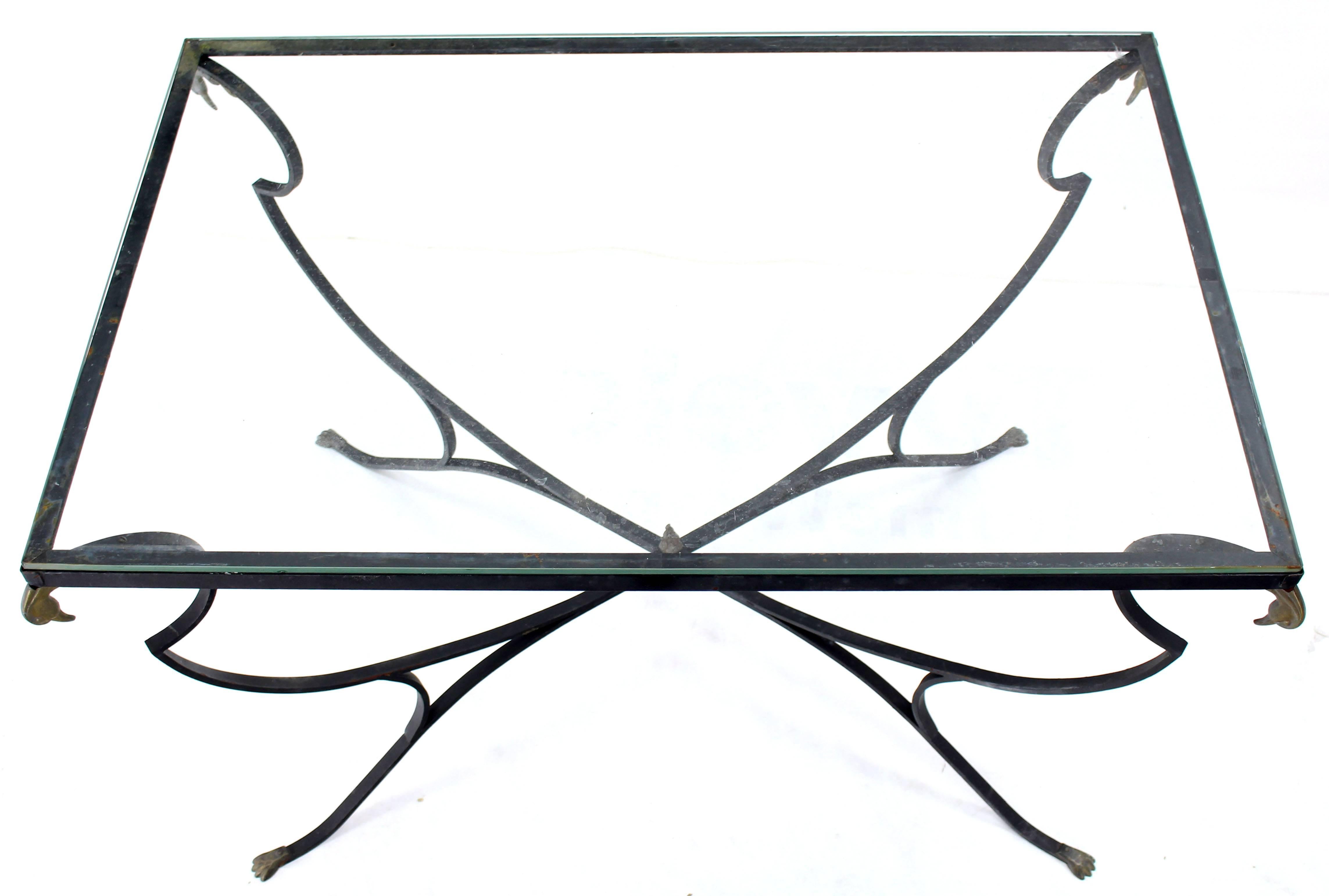 Figuraler schmiedeeiserner Esstisch mit Vogelspitzen aus Messing und Glasplatte für den Außenbereich (amerikanisch) im Angebot