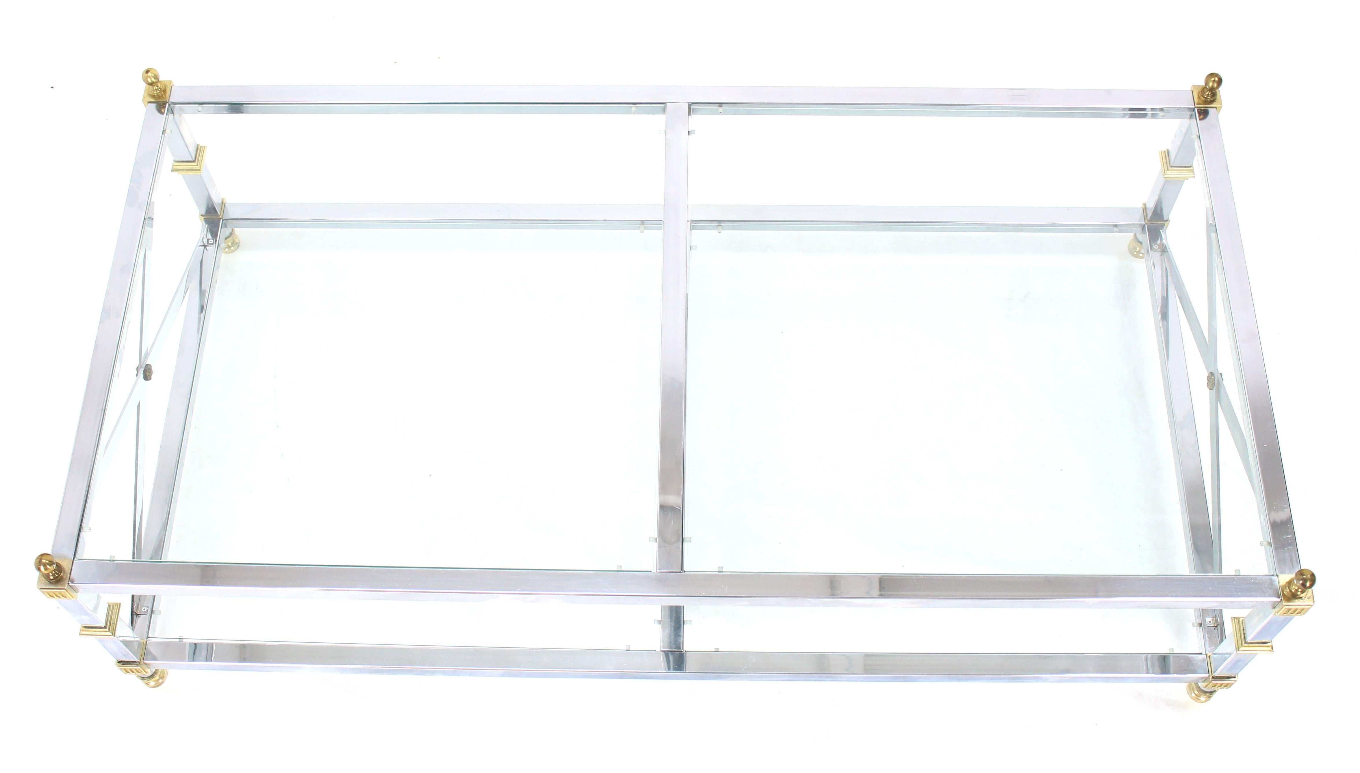 20ième siècle Table basse à deux niveaux en verre chromé et laiton avec X-Stretchers en vente