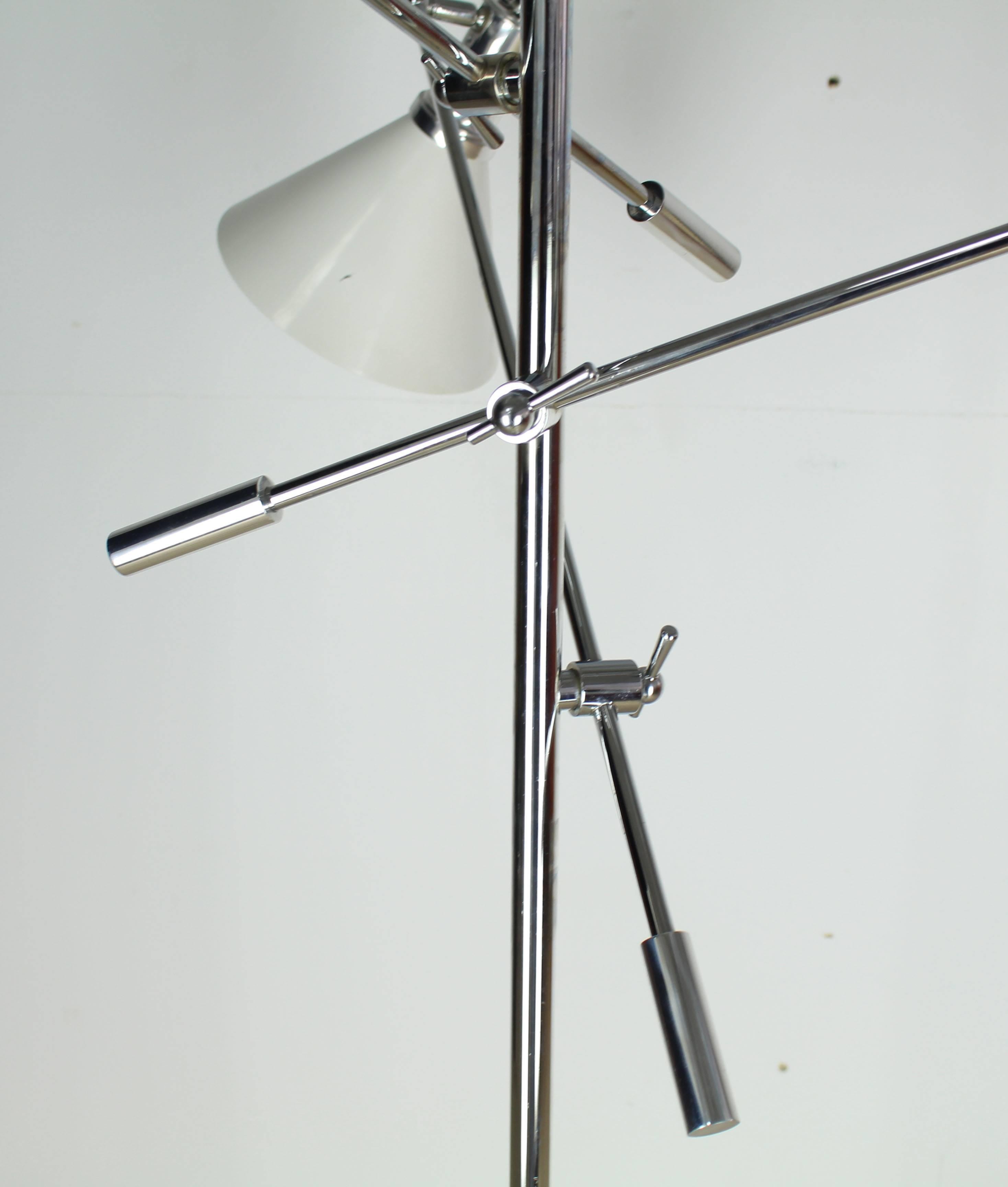 Hochwertige verstellbare Chrom drei Arme Arredoluce Triennale Stil Stehleuchte Leuchte. Jede Steckdose hat einen Dreiwege-Schalter.