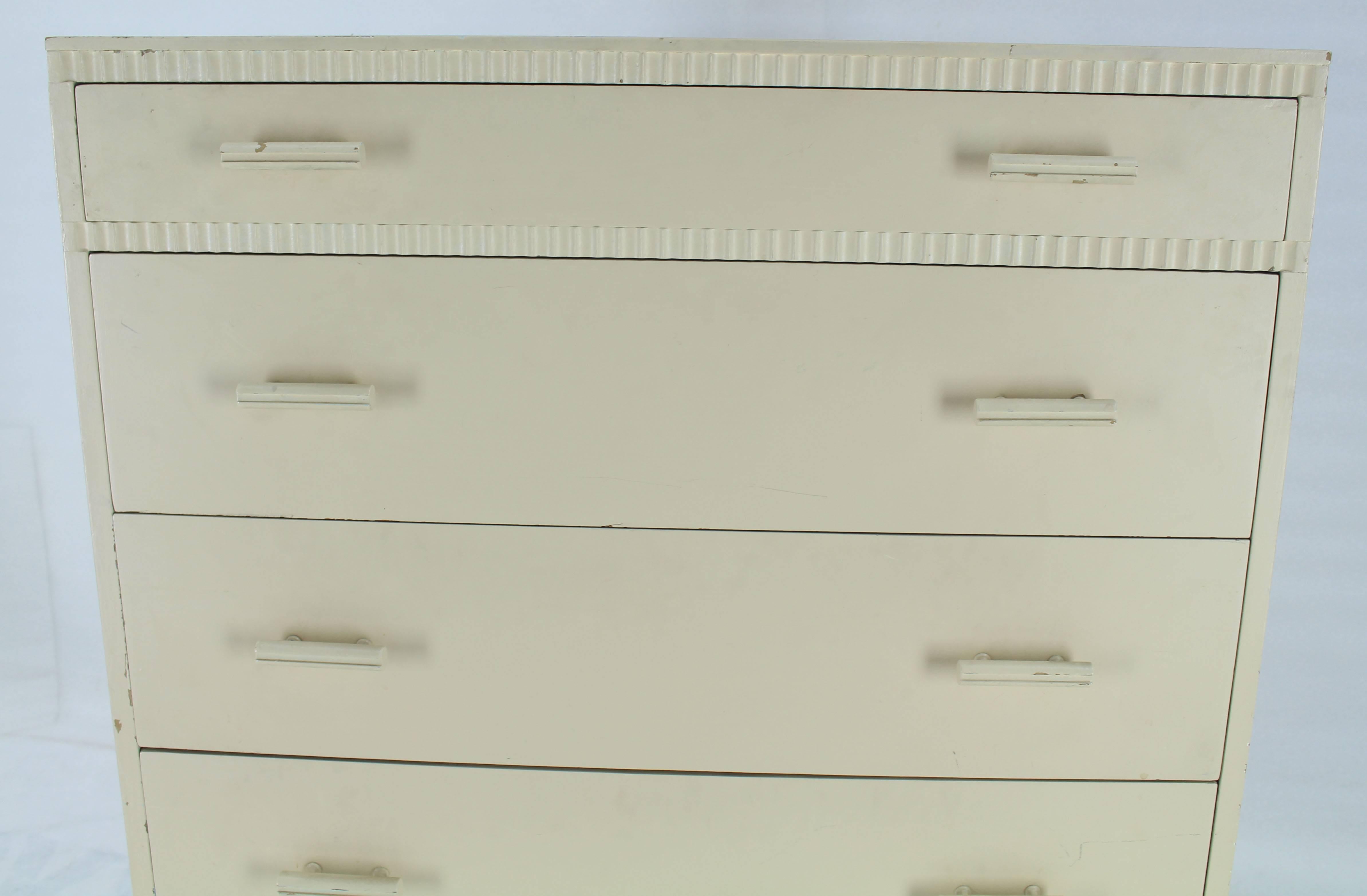 Kittinger Weiß lackiert Hohe Kommode mit 5 Schubladen Kommode im Zustand „Starke Gebrauchsspuren“ im Angebot in Rockaway, NJ