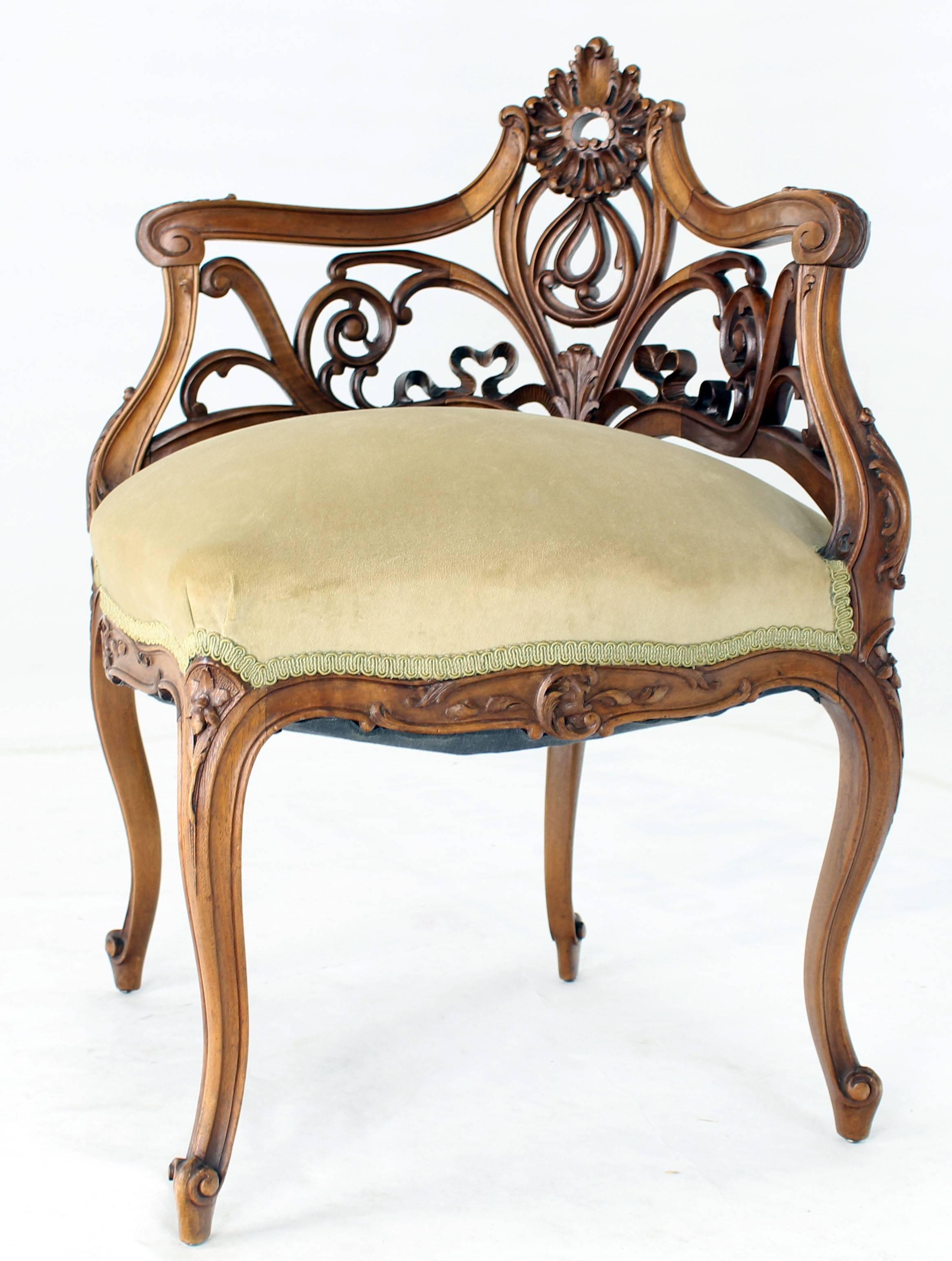 Art nouveau Chaise d'angle française Art Nouveau en noyer sculpté en vente