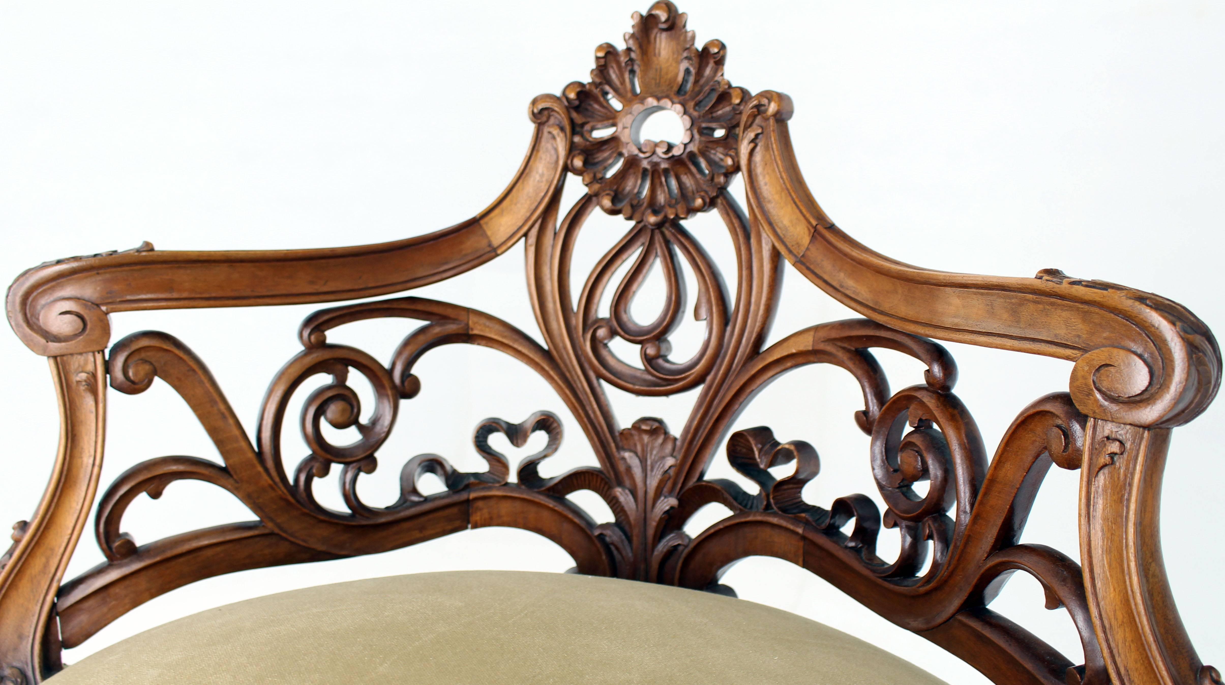Carved Walnut Art Nouveau French Corner Chair In Good Condition For Sale In Rockaway, NJ
