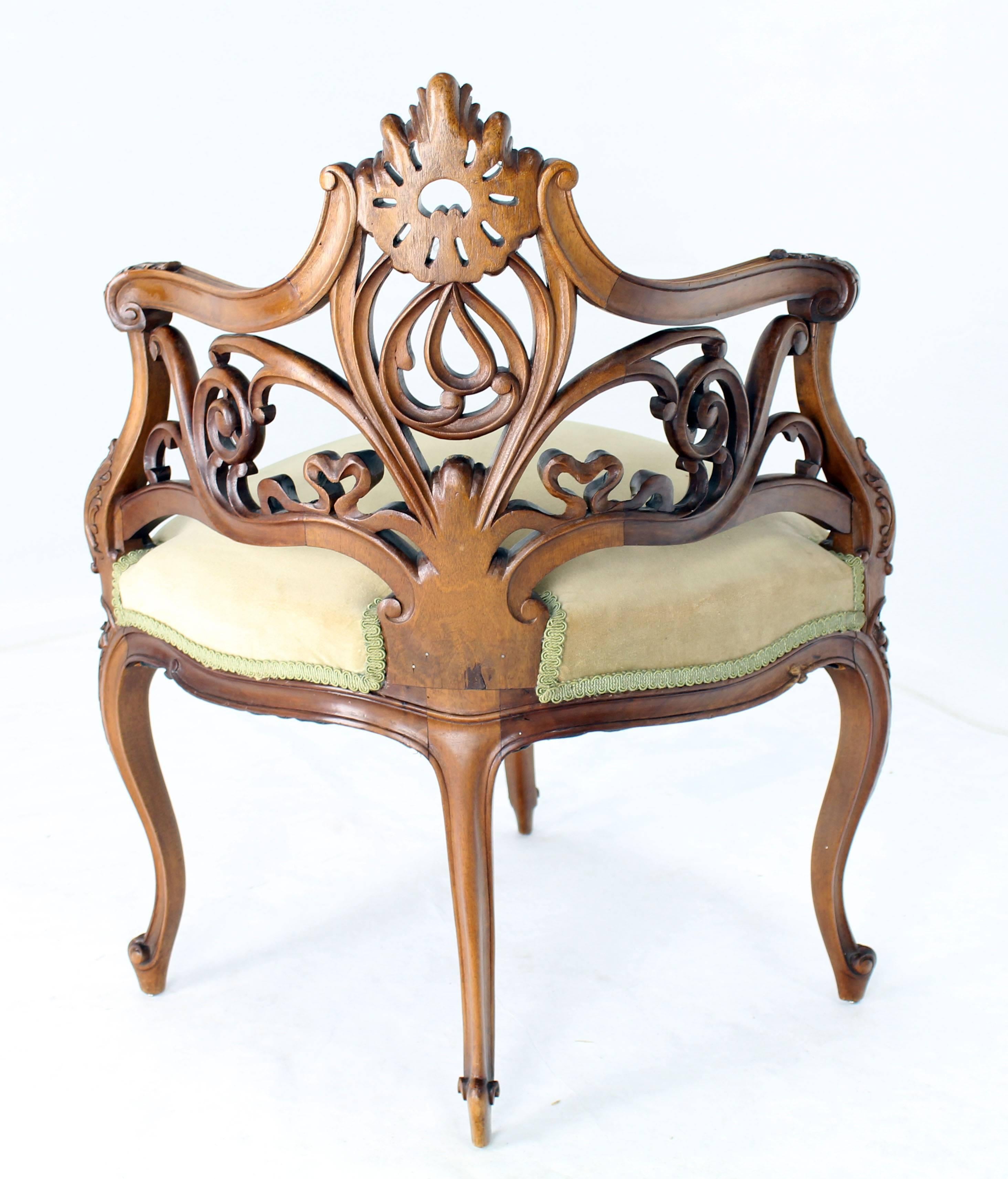 Chaise d'angle française Art Nouveau en noyer sculpté en vente 1
