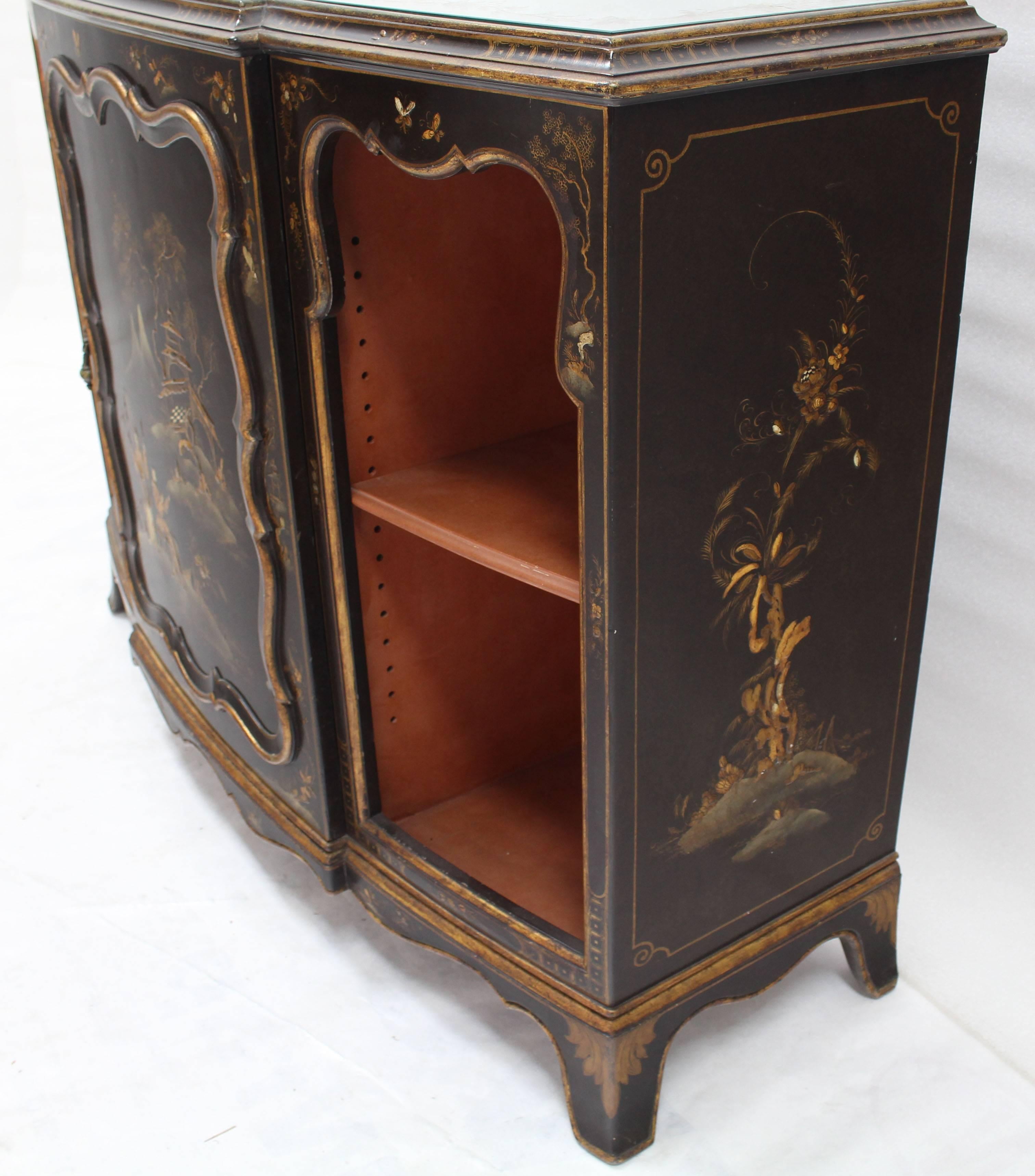 Mirrored Silver Gilt Bow Front Hand Decorated Console Cabinet Credenza Chinoiser In Excellent Condition For Sale In Rockaway, NJ