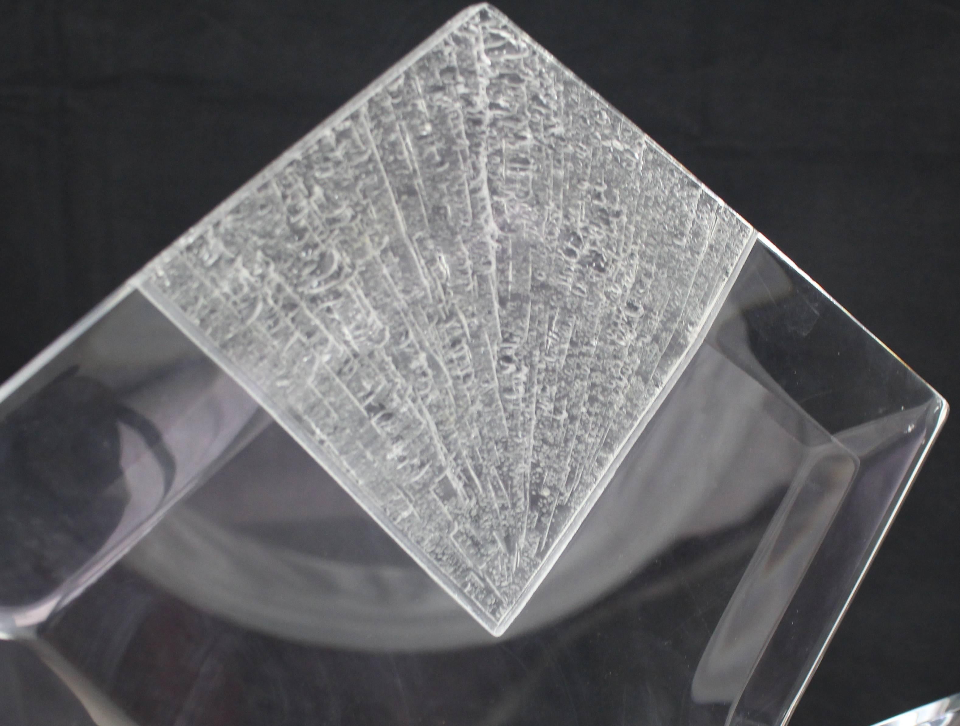 Très bel ensemble de chaises de salle à manger de style bouclier en Lucite sculpté et biseauté.
