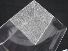 Juego de cuatro sillas de comedor de lucita curvada tallada