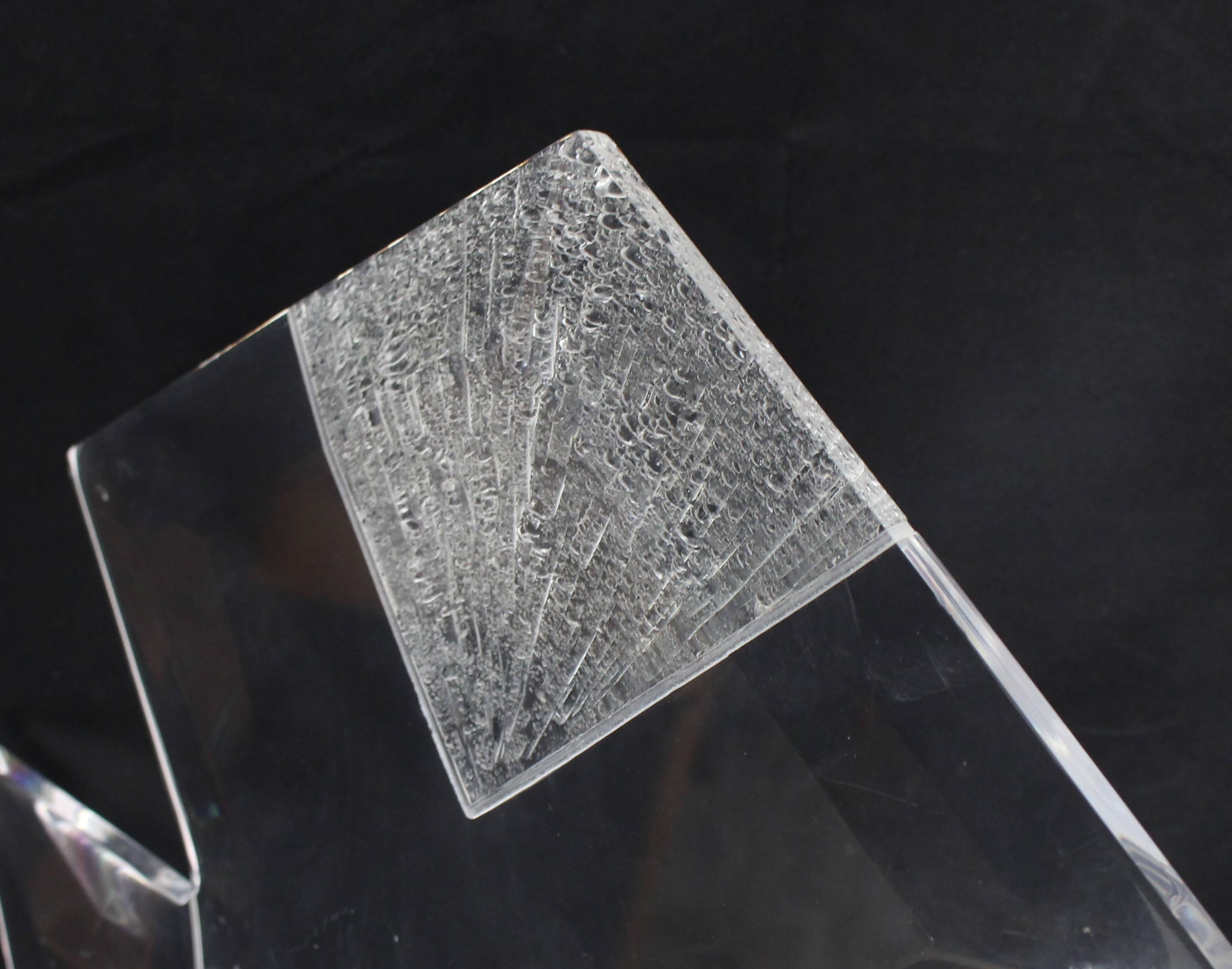 Américain Ensemble de quatre chaises de salle à manger en lucite courbé et sculpté en vente
