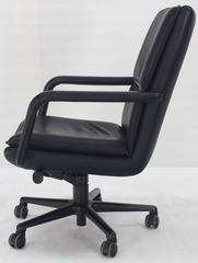 Schwarzer voll verstellbarer:: drehbarer und neigbarer Lounge-Schreibtisch-Bürostuhl aus schwarzem Leder Keilhauer