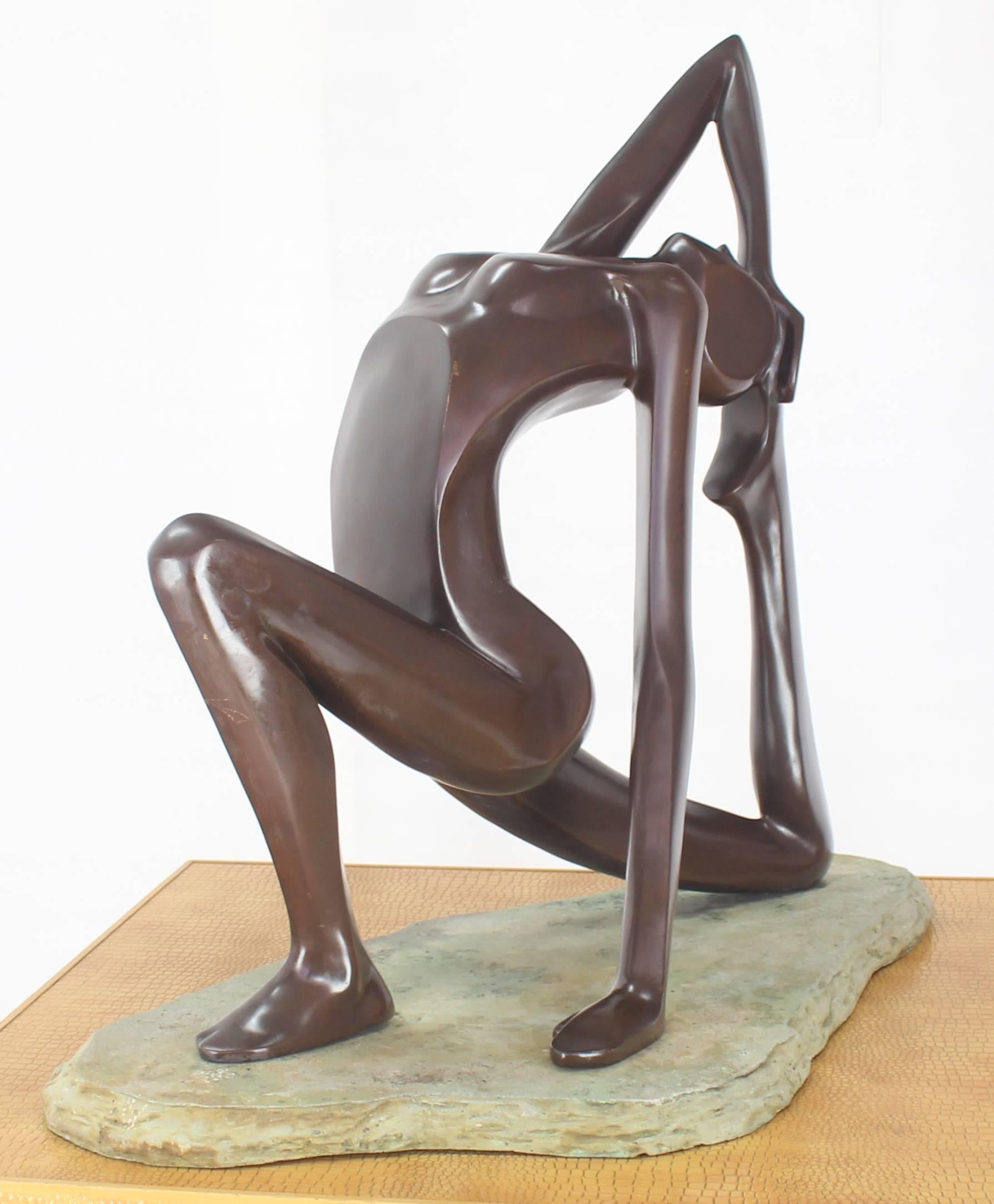 Sculpture abstraite déco moderne du milieu du siècle représentant une gymnaste nue. Composition cuivrée ou bronzée.