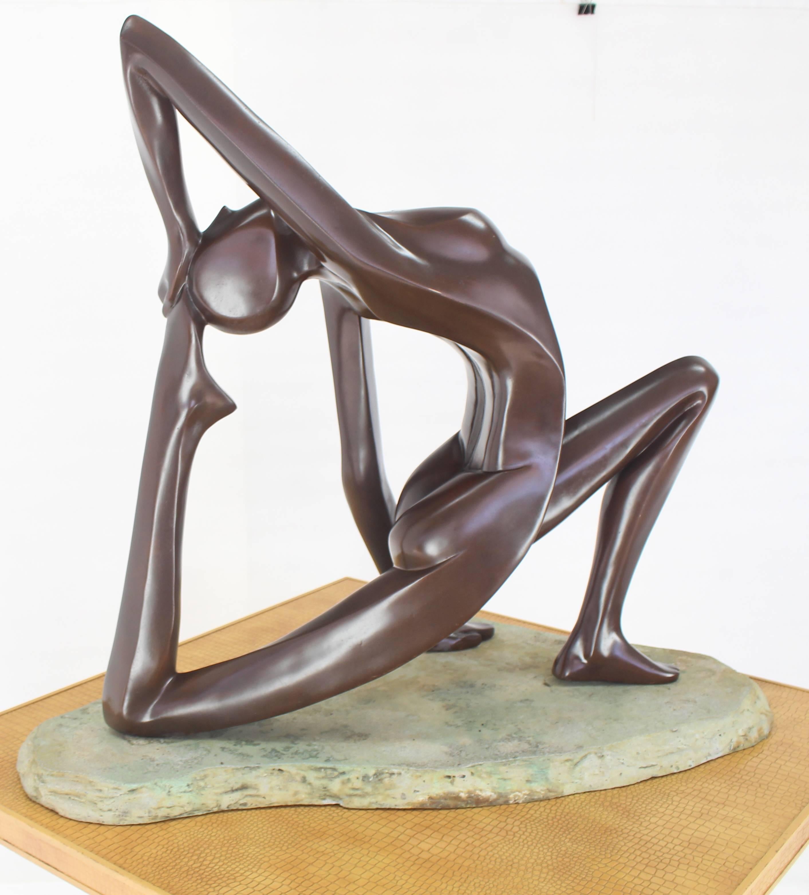 Große abstrakte Skulptur eines gestreiften, nackten Gymnast (amerikanisch) im Angebot