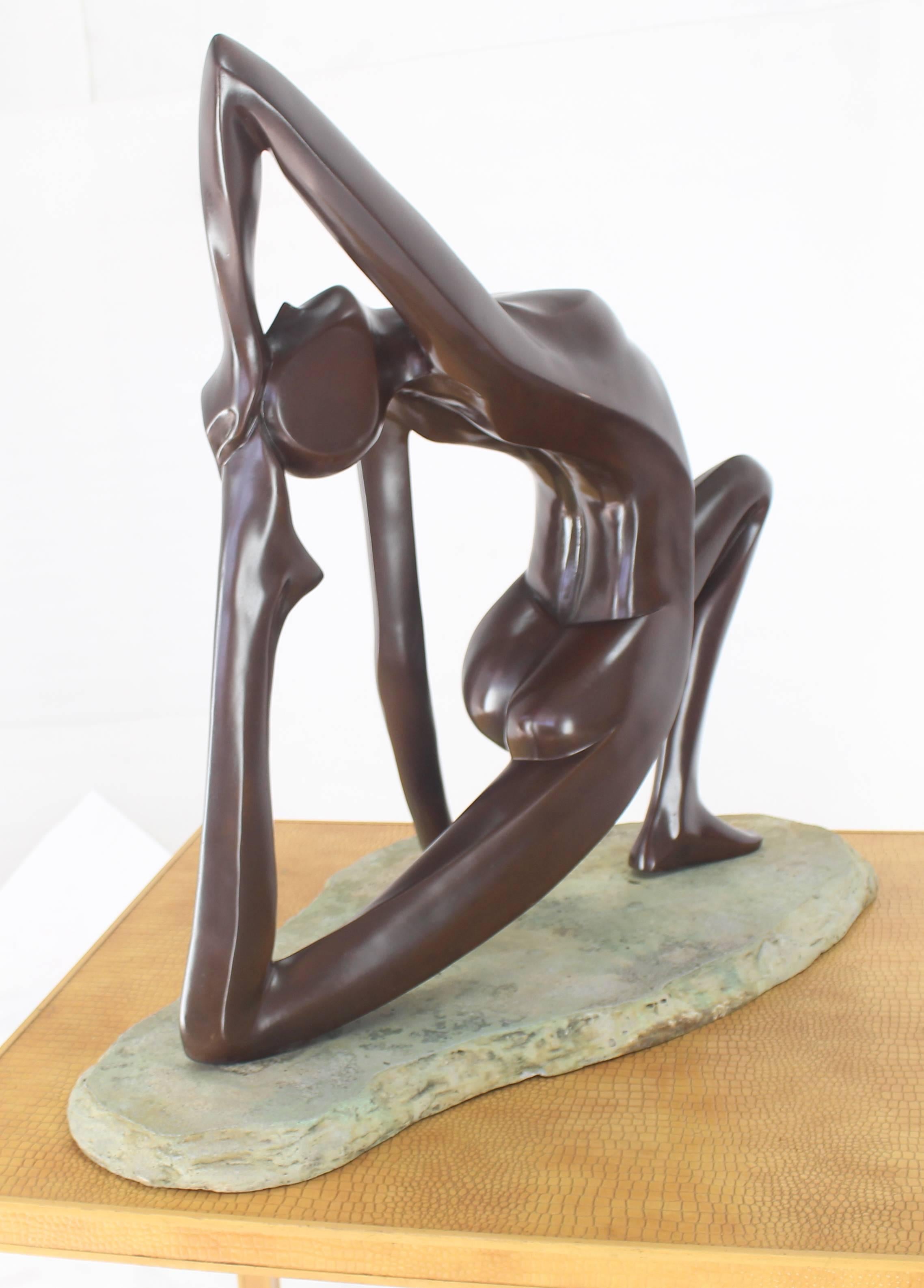 Große abstrakte Skulptur eines gestreiften, nackten Gymnast (Bronziert) im Angebot