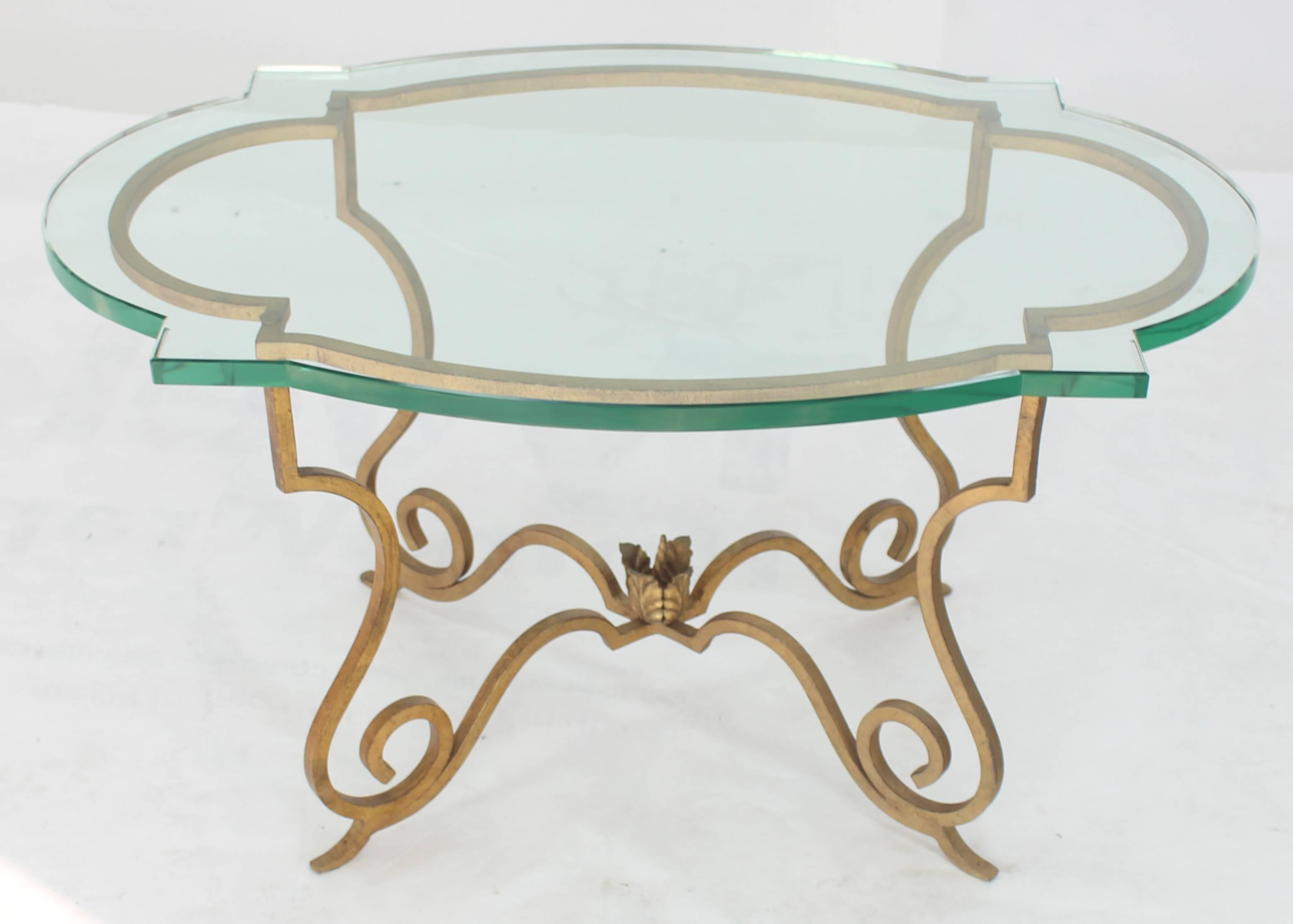 Table d'appoint en acier forgé avec plateau en verre de forme festonnée. Style Hollywood Regency et moderne du milieu du siècle. plateau en verre biseauté de 3/4