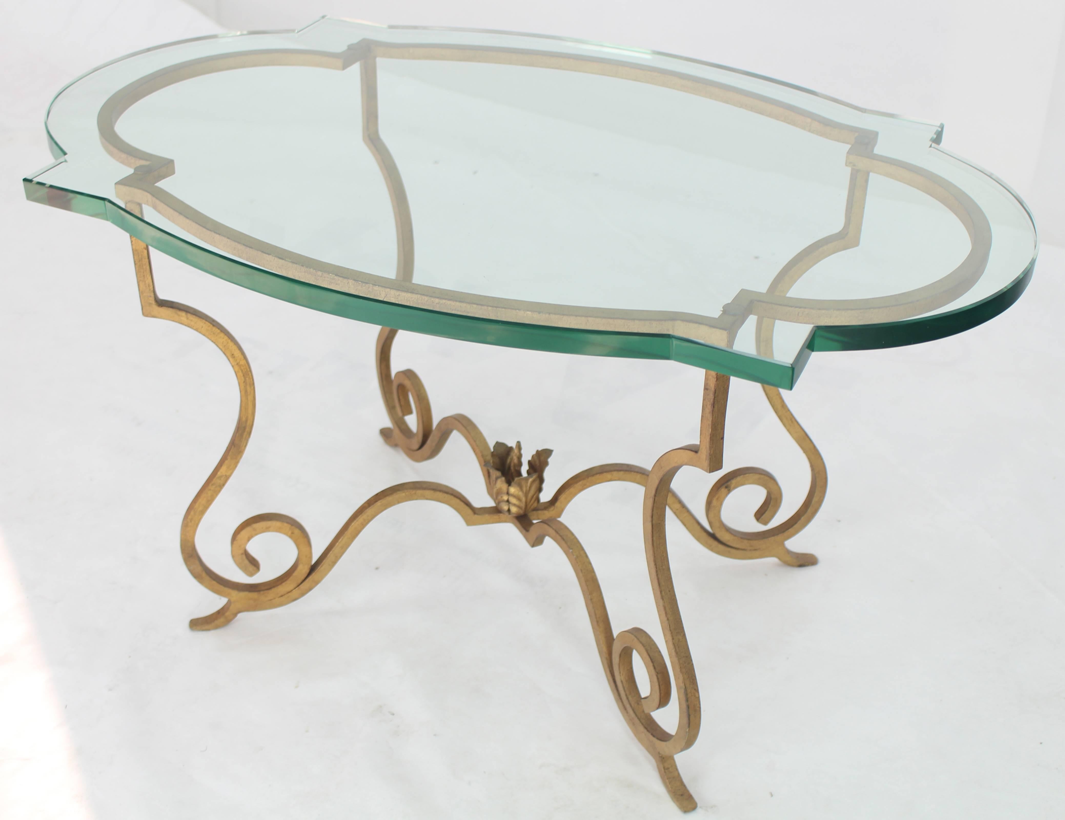 Doré Table d'appoint ovale d'appoint en verre avec base en fer forgé doré et figuratif en vente