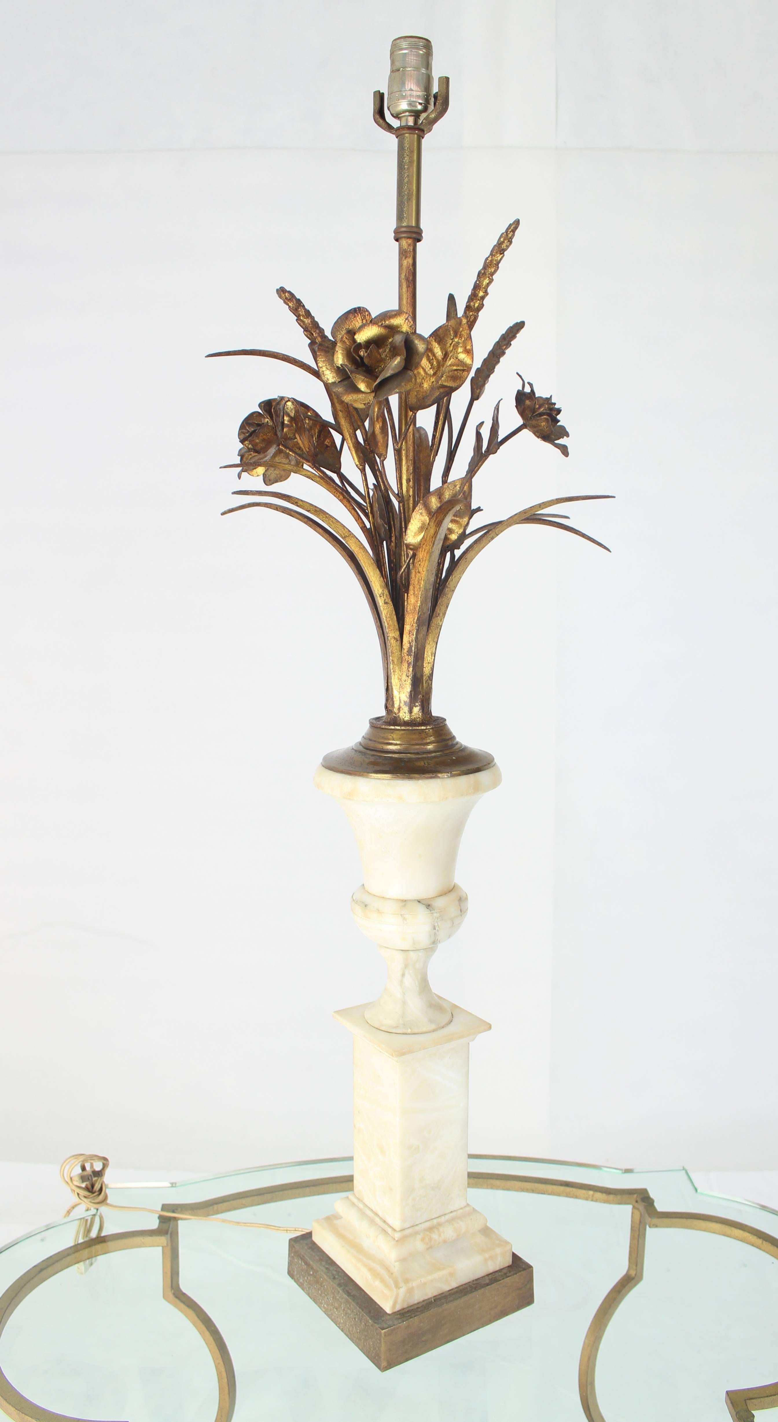 Wheat Sheath Blumen Marmor Sockel Tischlampe in Form einer Sockel (amerikanisch) im Angebot