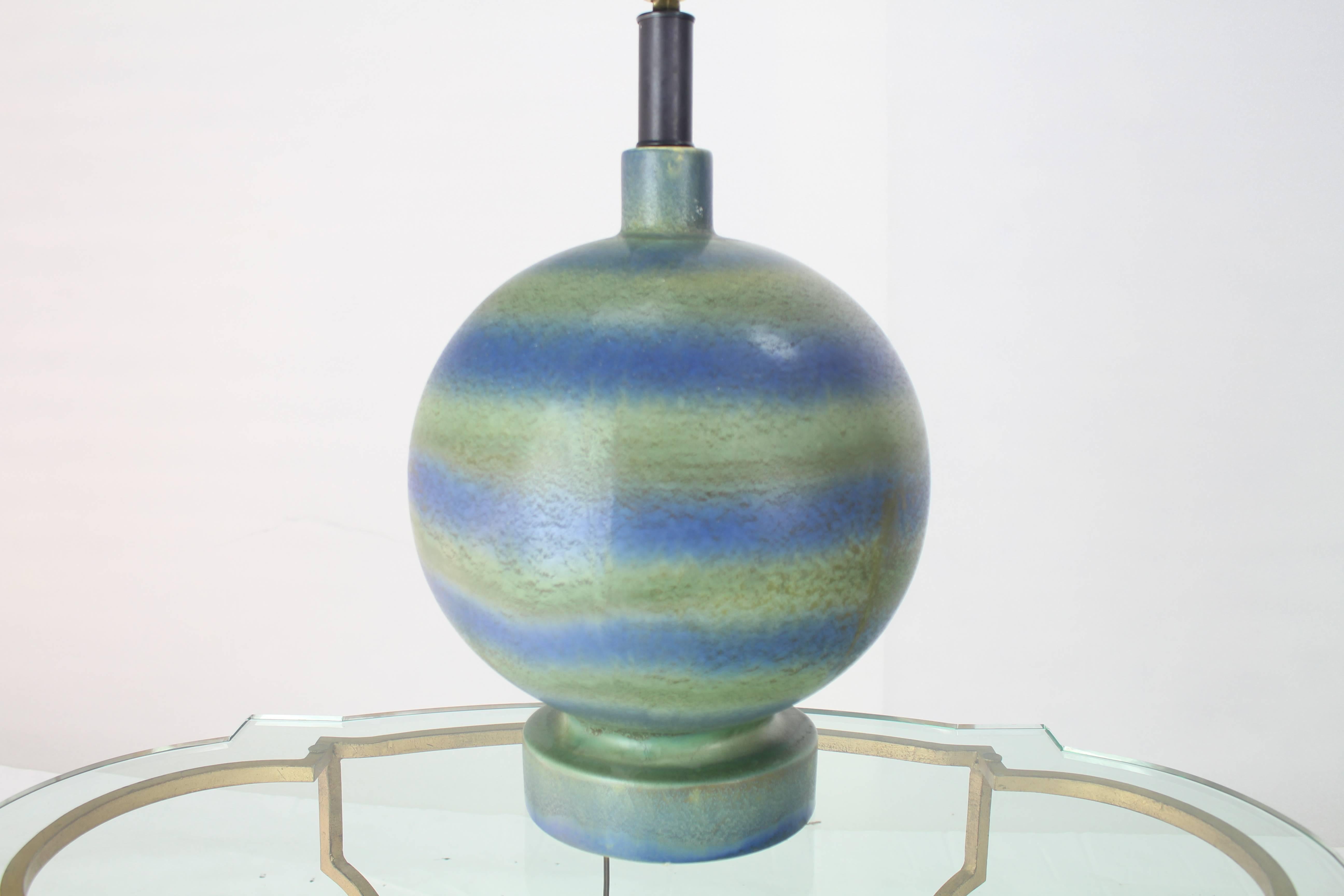 Mid-Century Modern Lampe en forme de globe en céramique à rayures vertes et bleues en vente