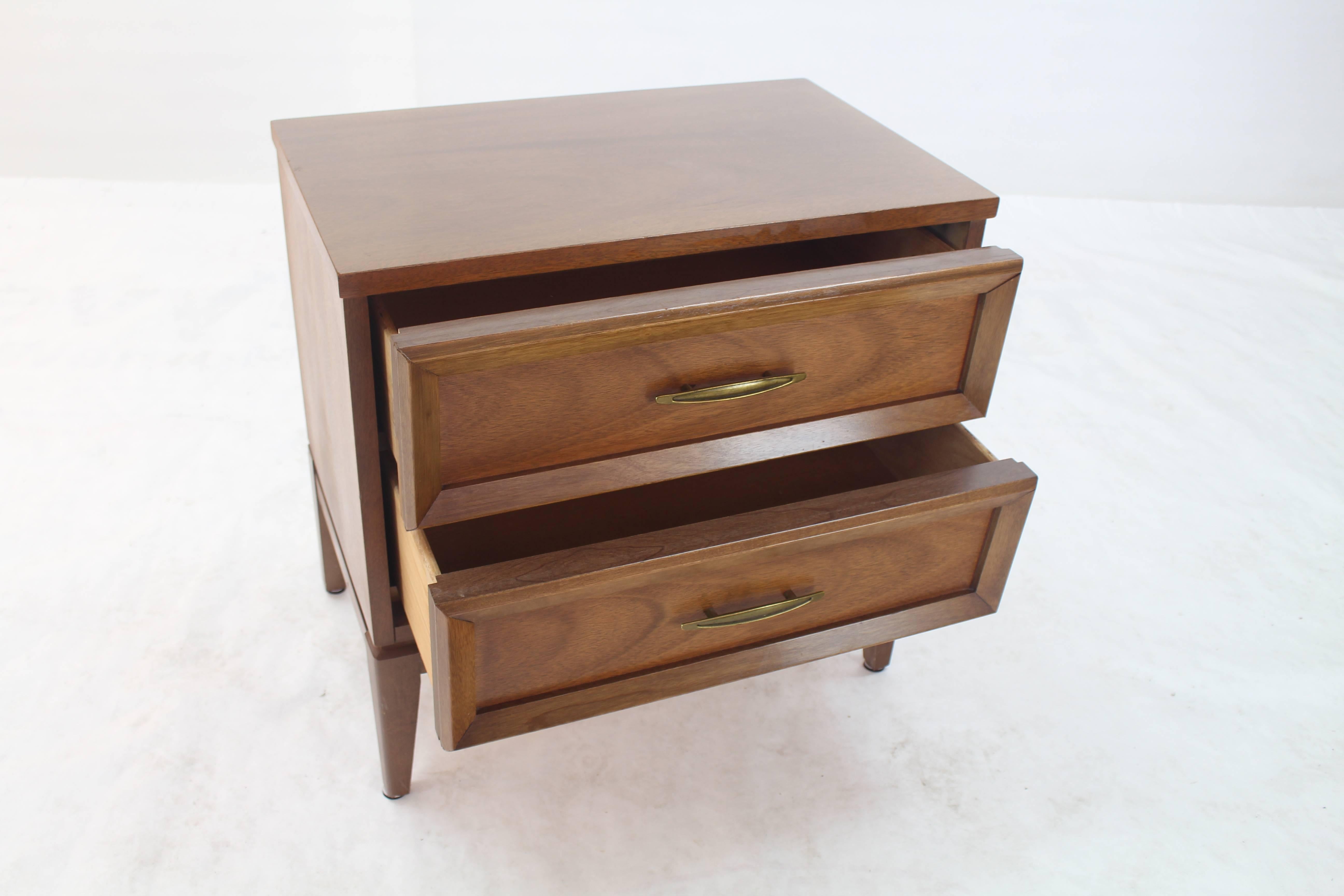 Walnut Two-Drawer End Table Nightstand In Excellent Condition For Sale In Rockaway, NJ