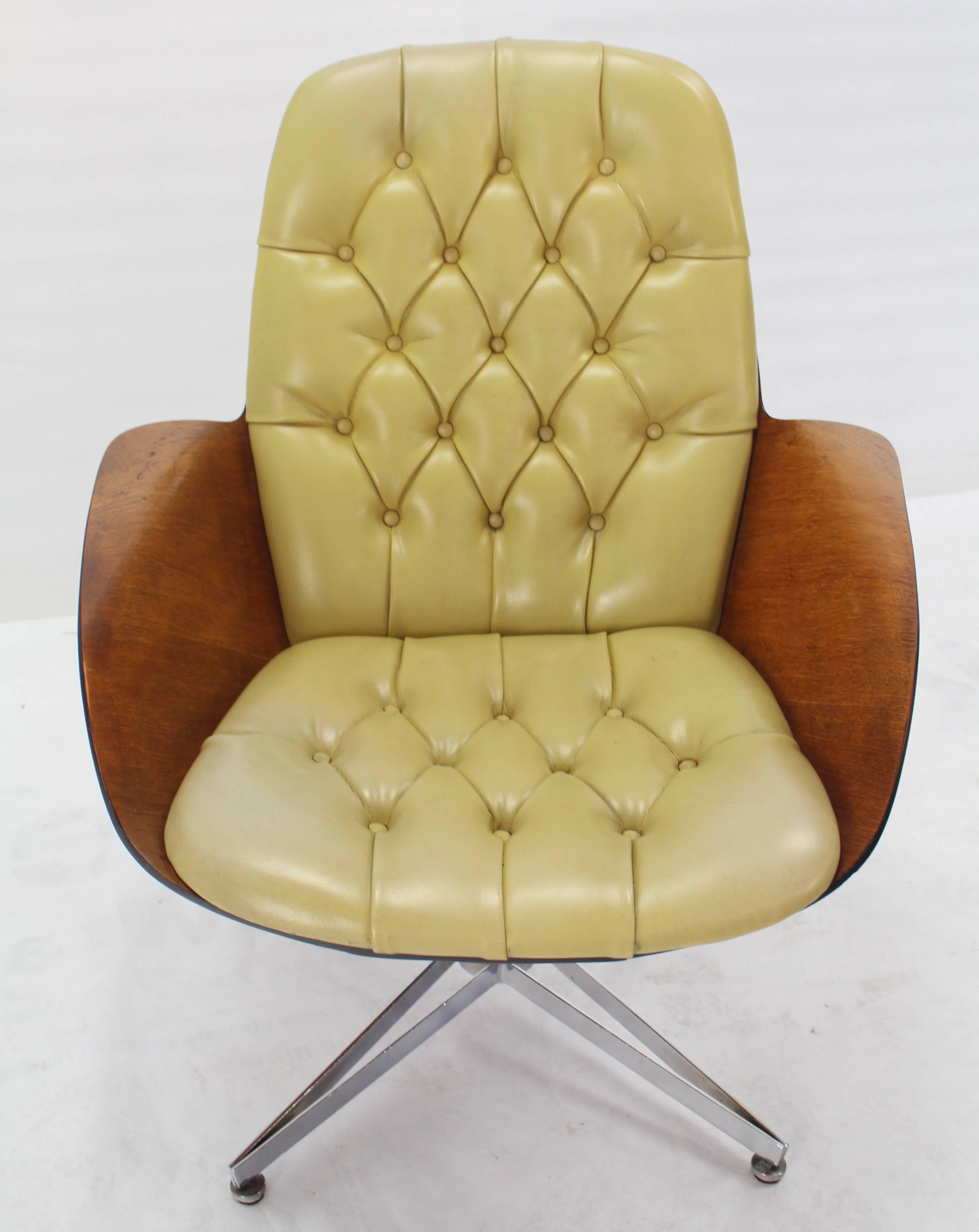 Four point star base plywood office desk chair designed by George Mulhauser for Plycraft. Adjustable height seat.