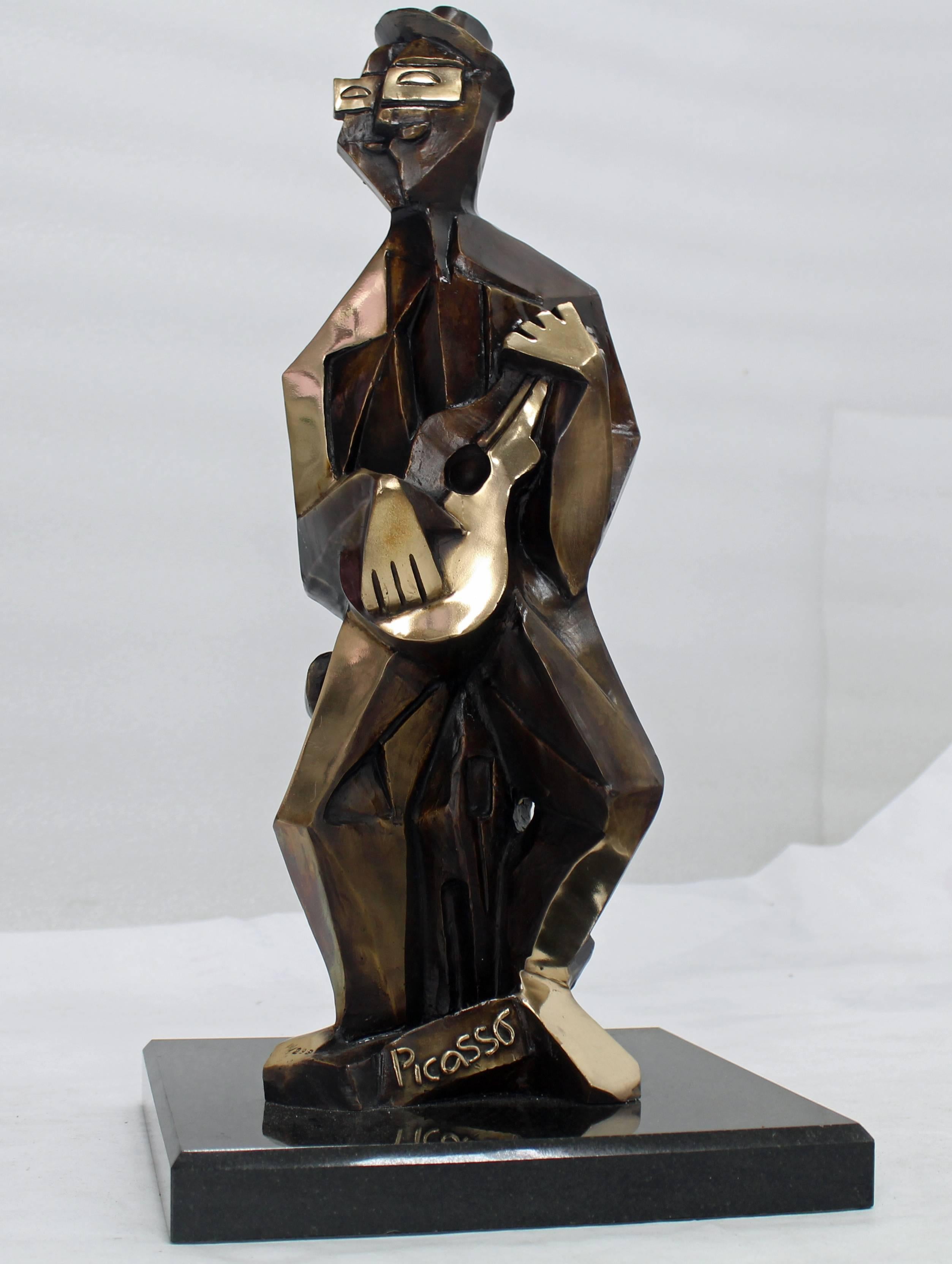 Très belle et lourde sculpture en bronze massif d'un homme jouant de la guitare sur une base carrée en granit. Mesures : 19