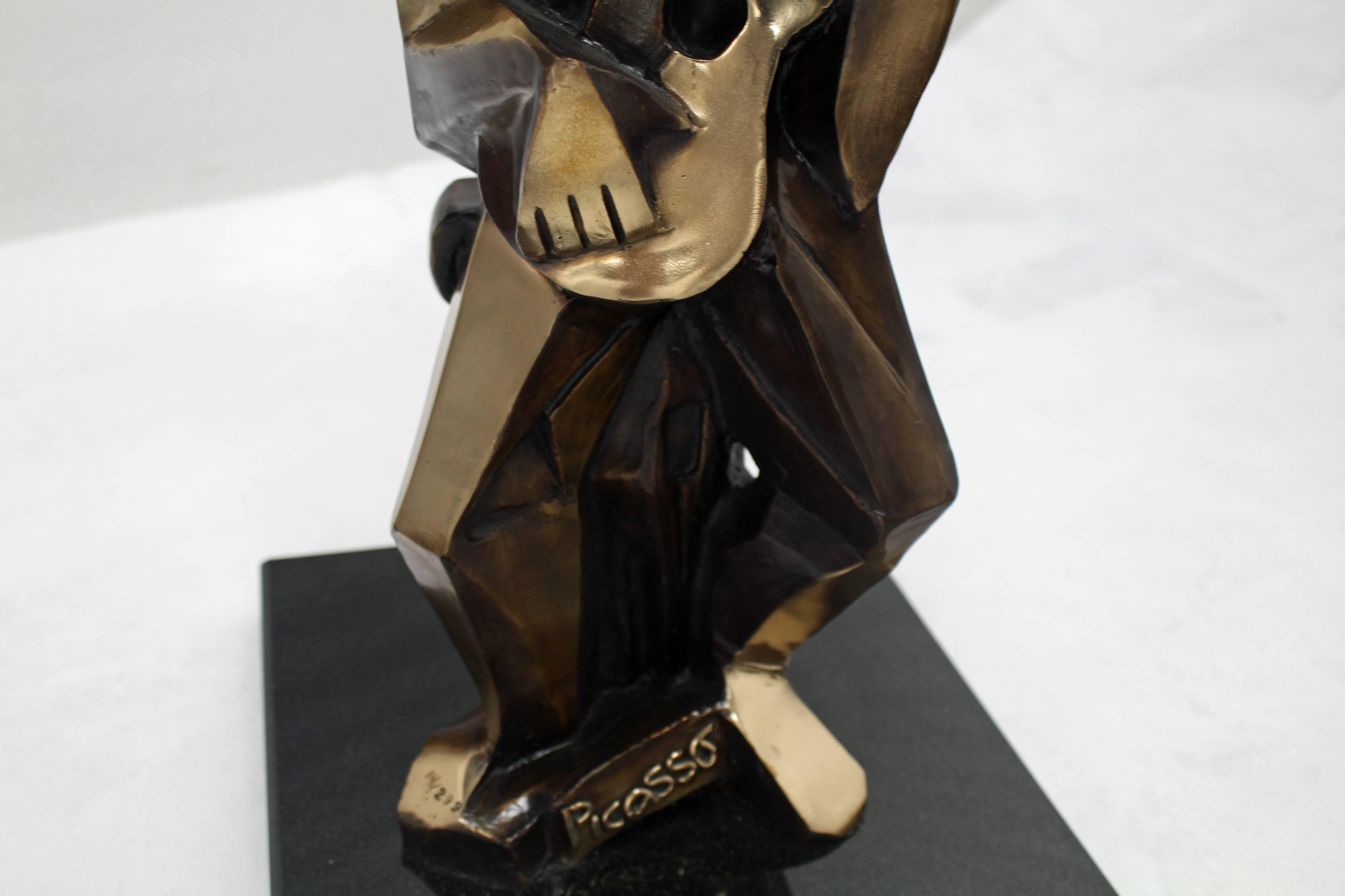 20ième siècle Sculpture de guitariste abstraite en bronze d'après Picasso, numérotée en vente