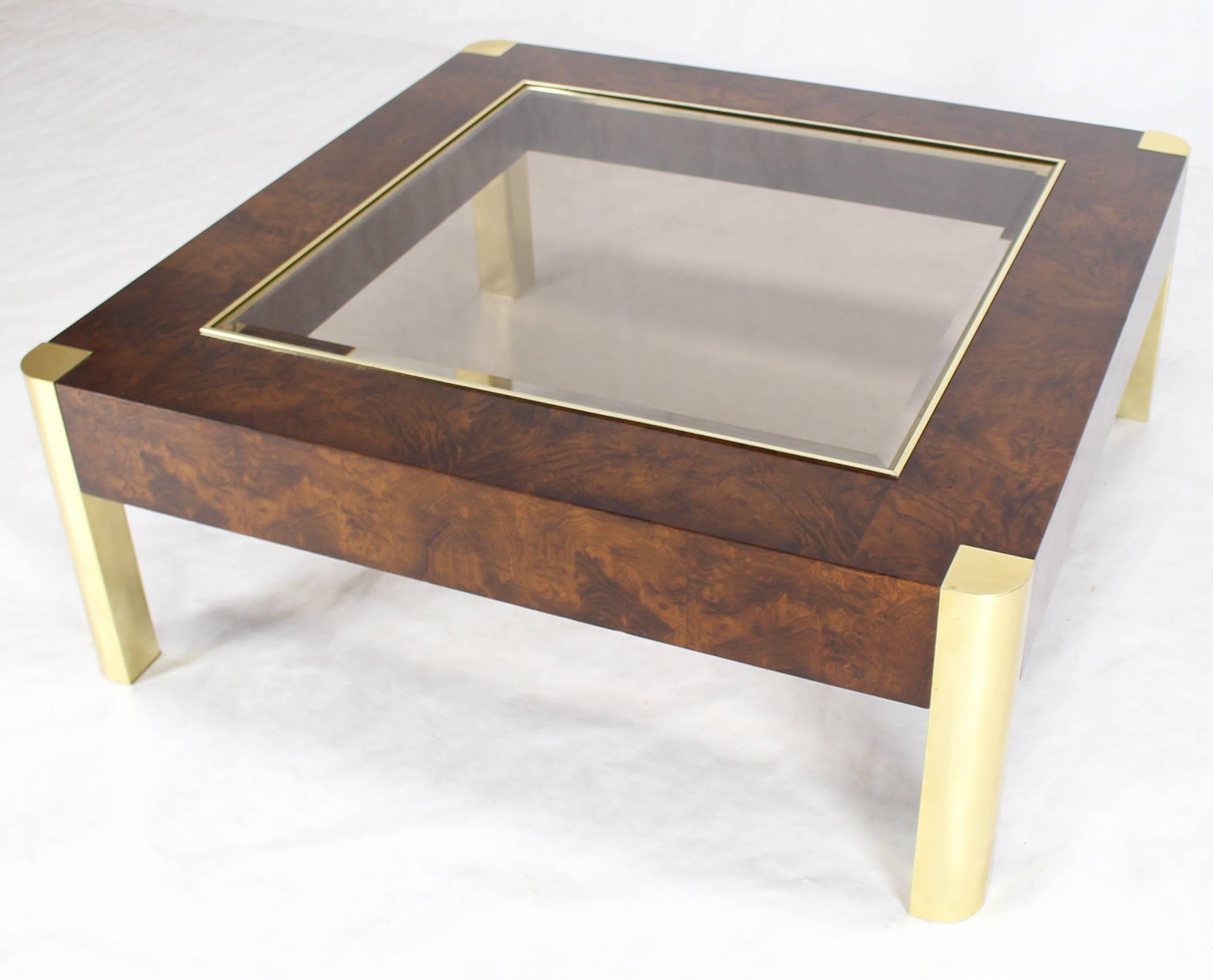 Mid-Century Modern Table basse carrée en bois de broussin avec plateau en verre et laiton en vente