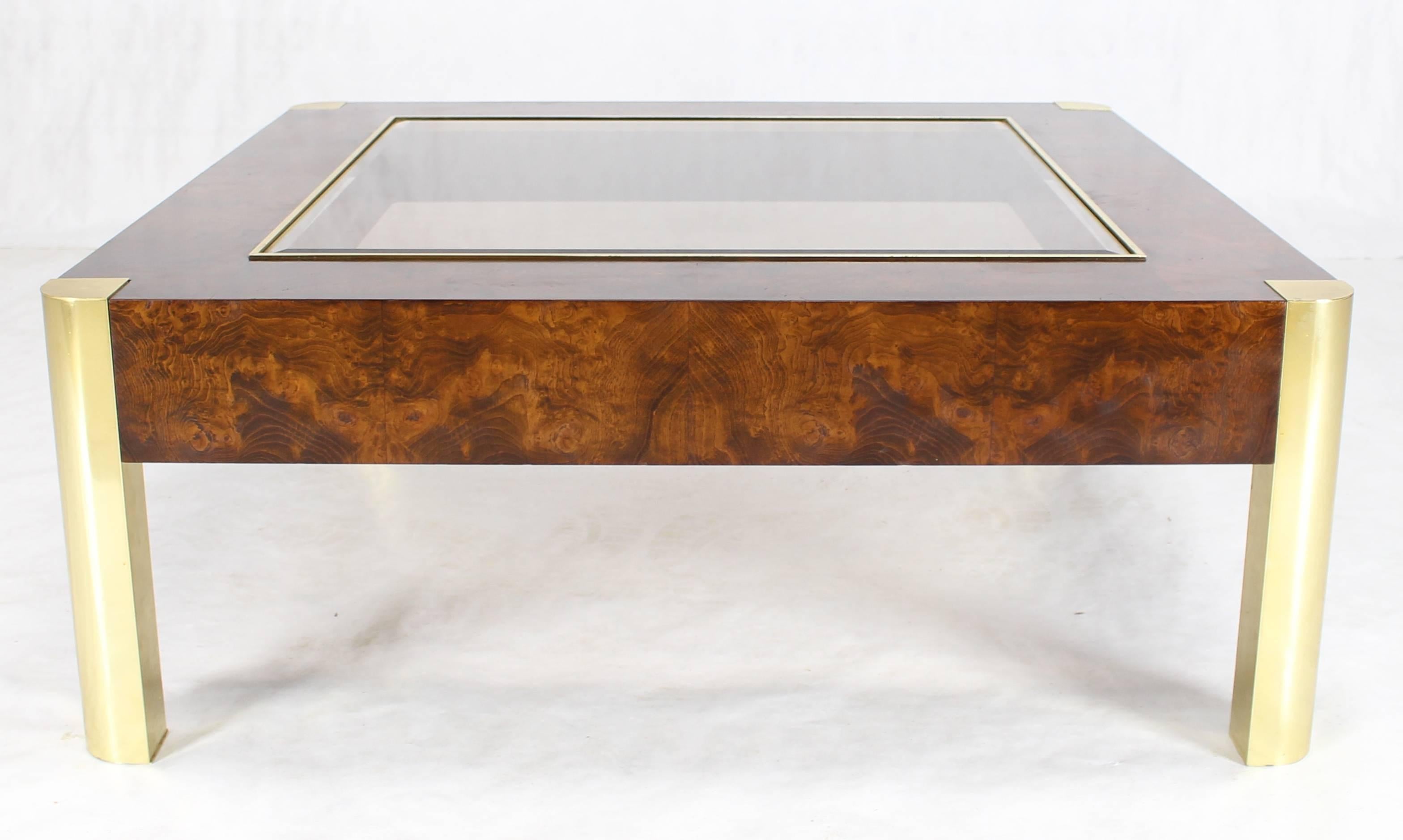 Table basse carrée en bois de ronce massif avec plateau en verre, de style Mid-Century Modern. Magnifique motif de ronce de bois. Belles proportions du design.