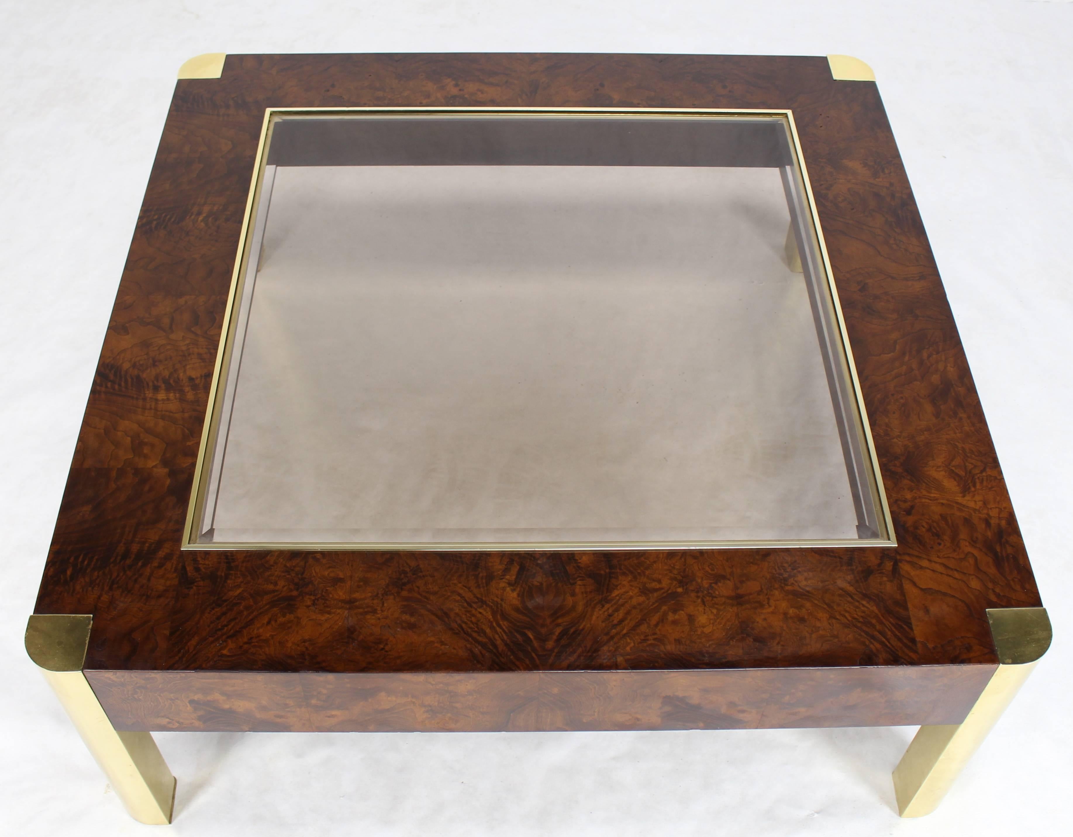 Américain Table basse carrée en bois de broussin avec plateau en verre et laiton en vente