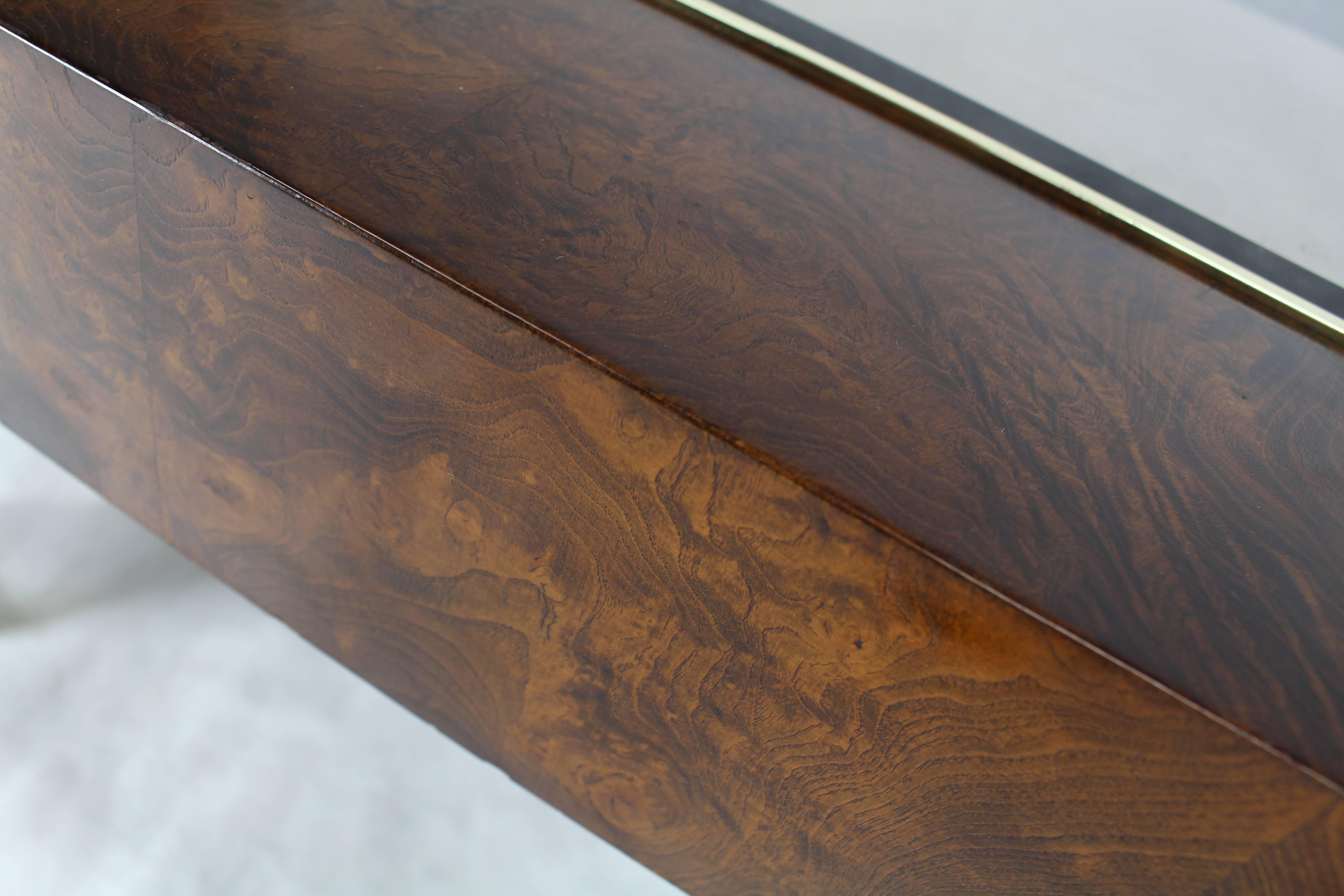 20ième siècle Table basse carrée en bois de broussin avec plateau en verre et laiton en vente