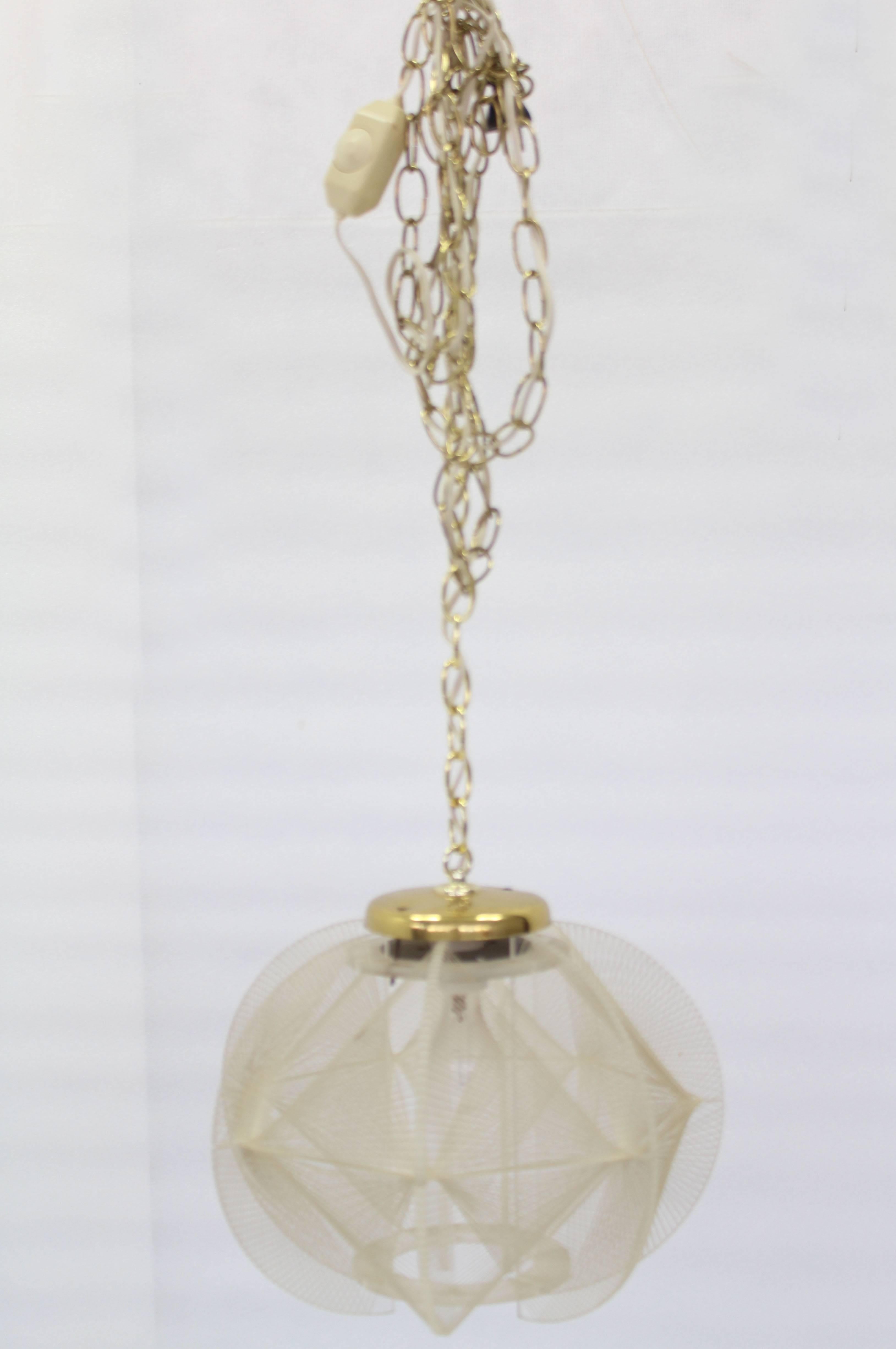 Lucite-Fisch-Linienschirm-Leuchte, Pendelleuchte (20. Jahrhundert) im Angebot