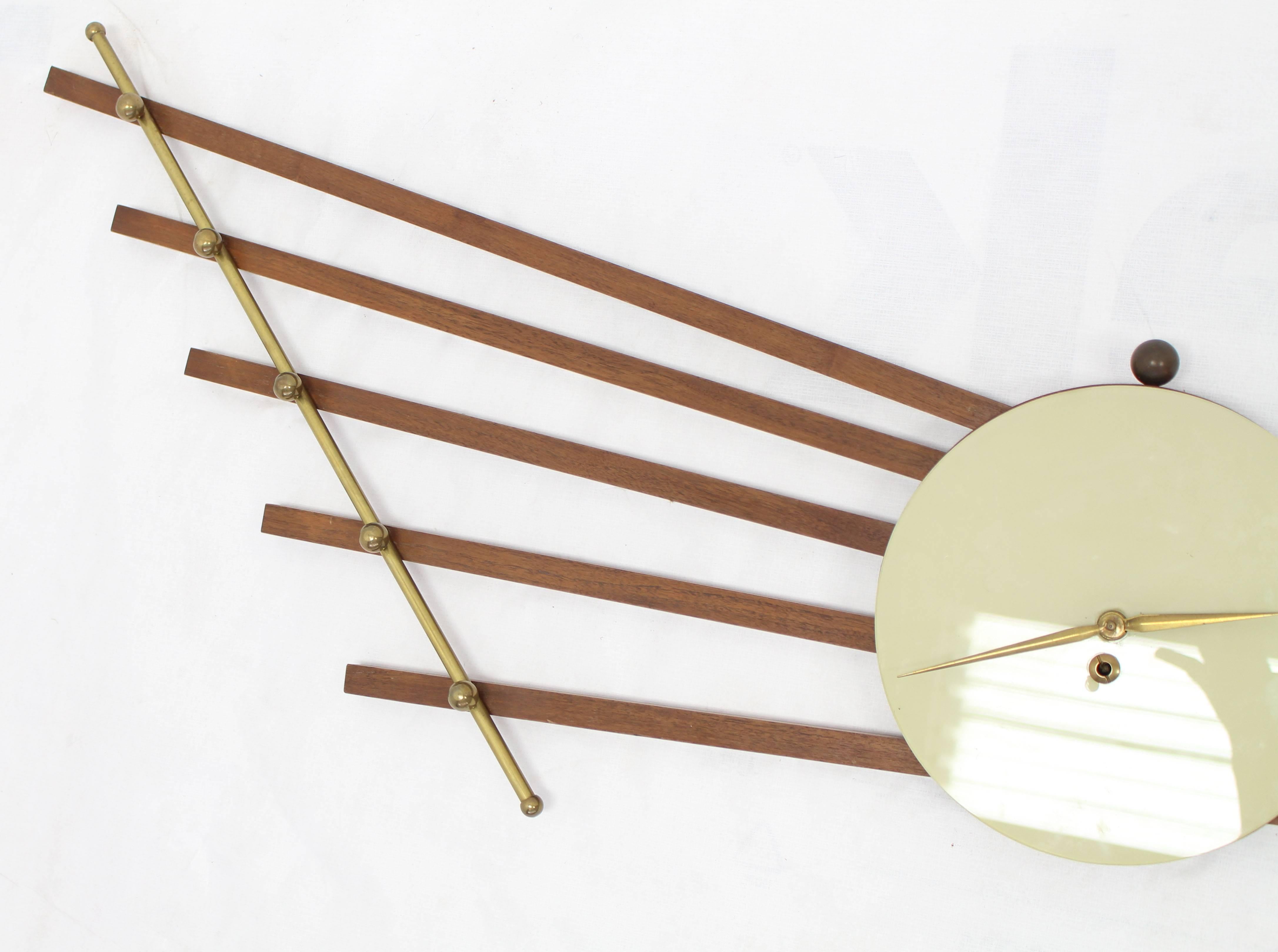 Mid-Century Modern Grande horloge sculpture murale en laiton et noyer français en vente